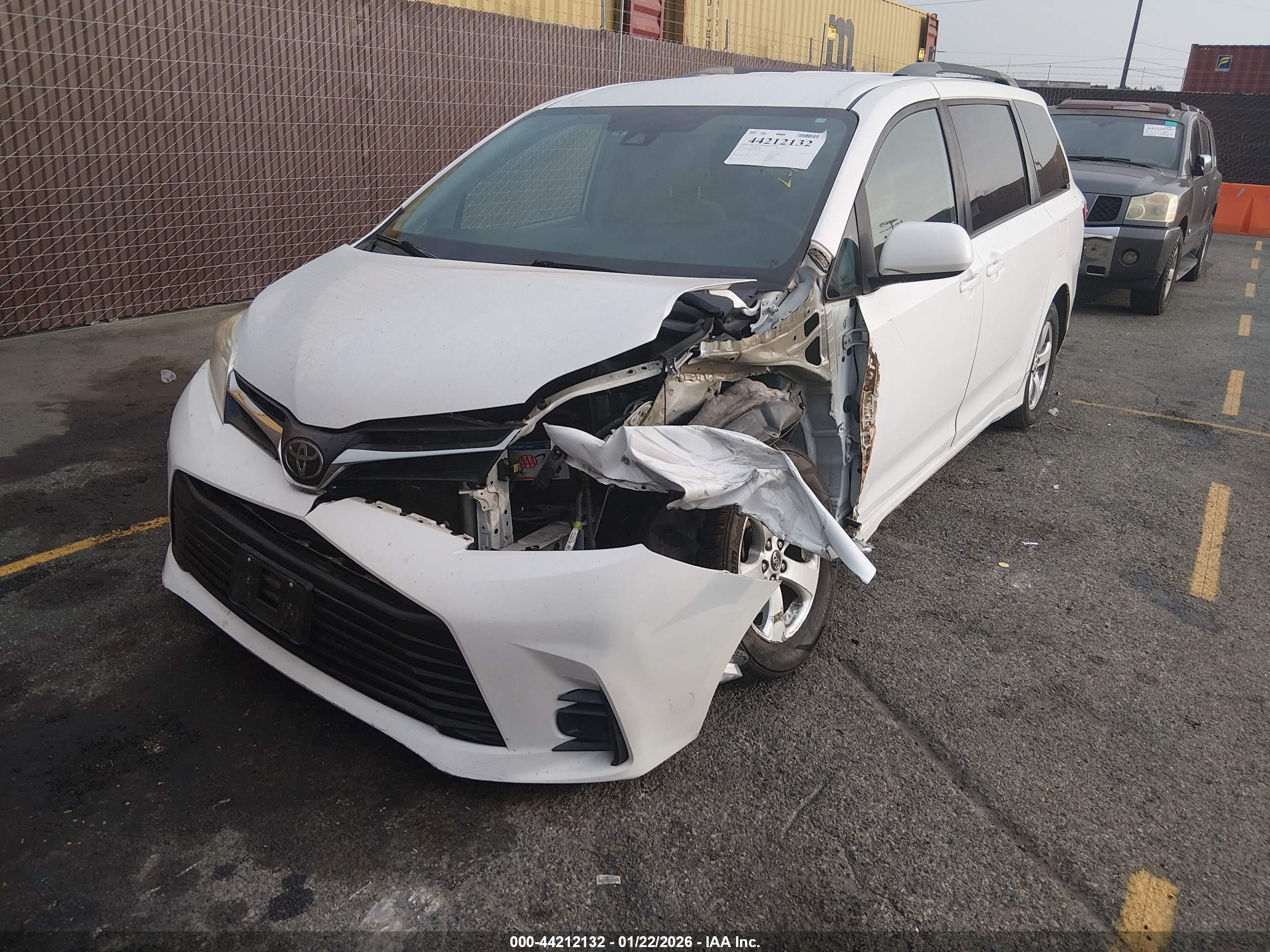 TOYOTA SIENNA image 2