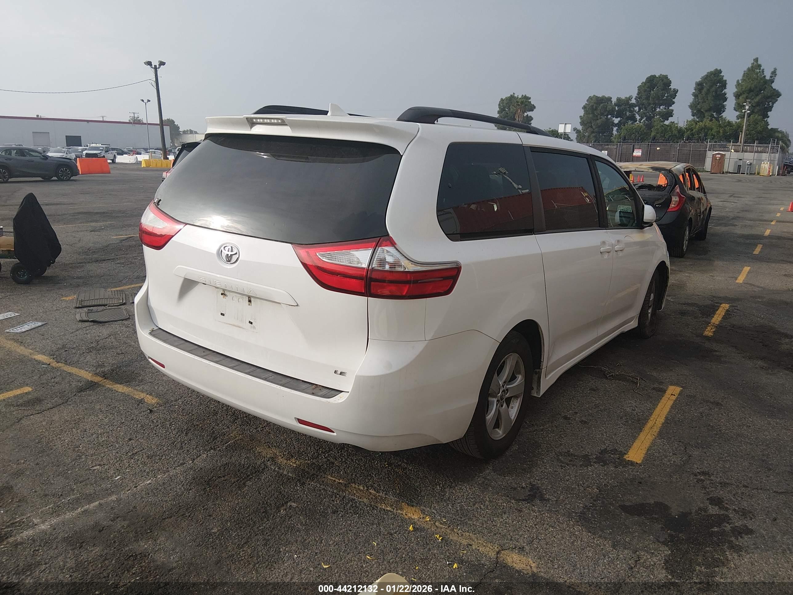 TOYOTA SIENNA image 4
