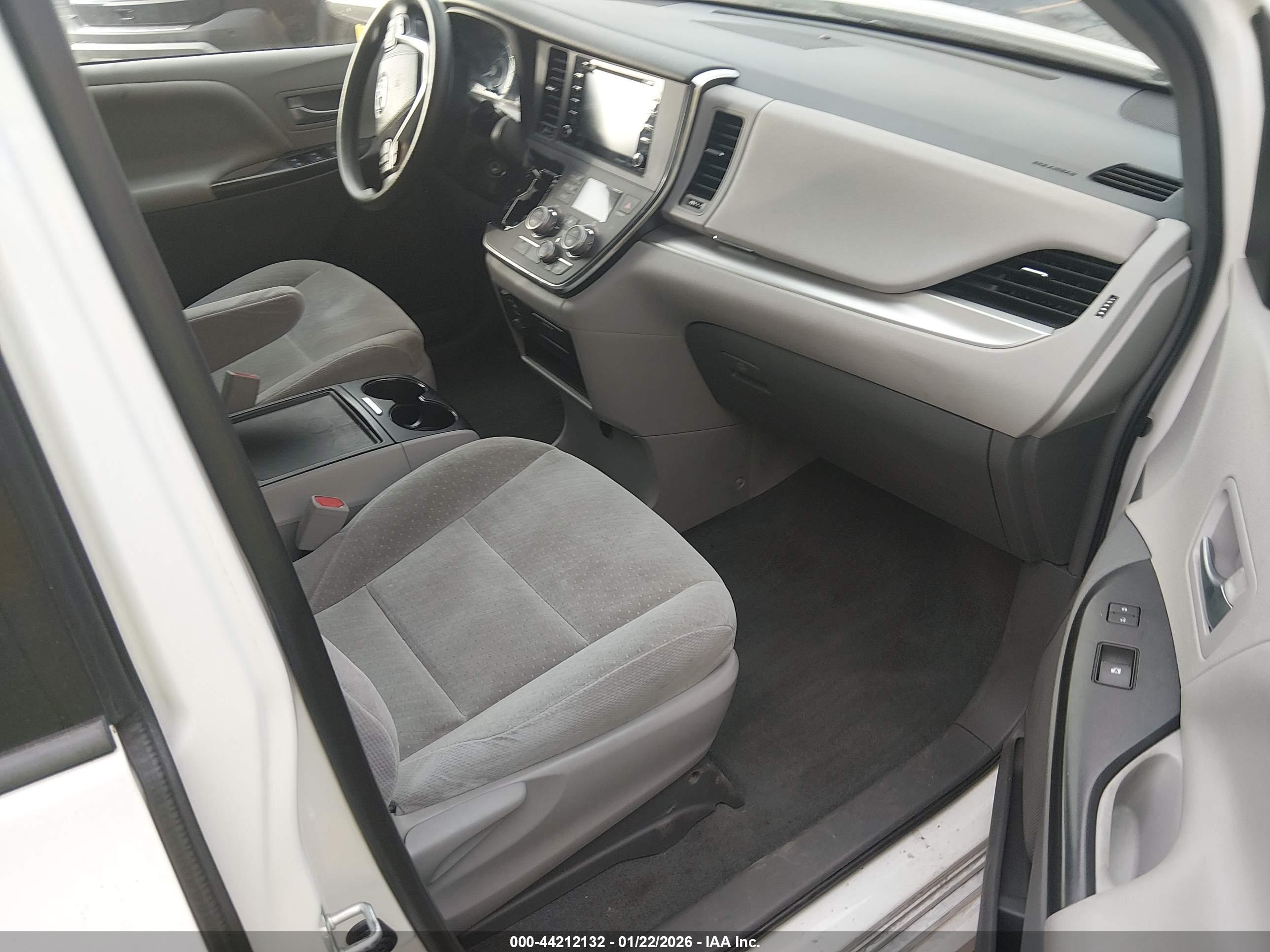 TOYOTA SIENNA image 5