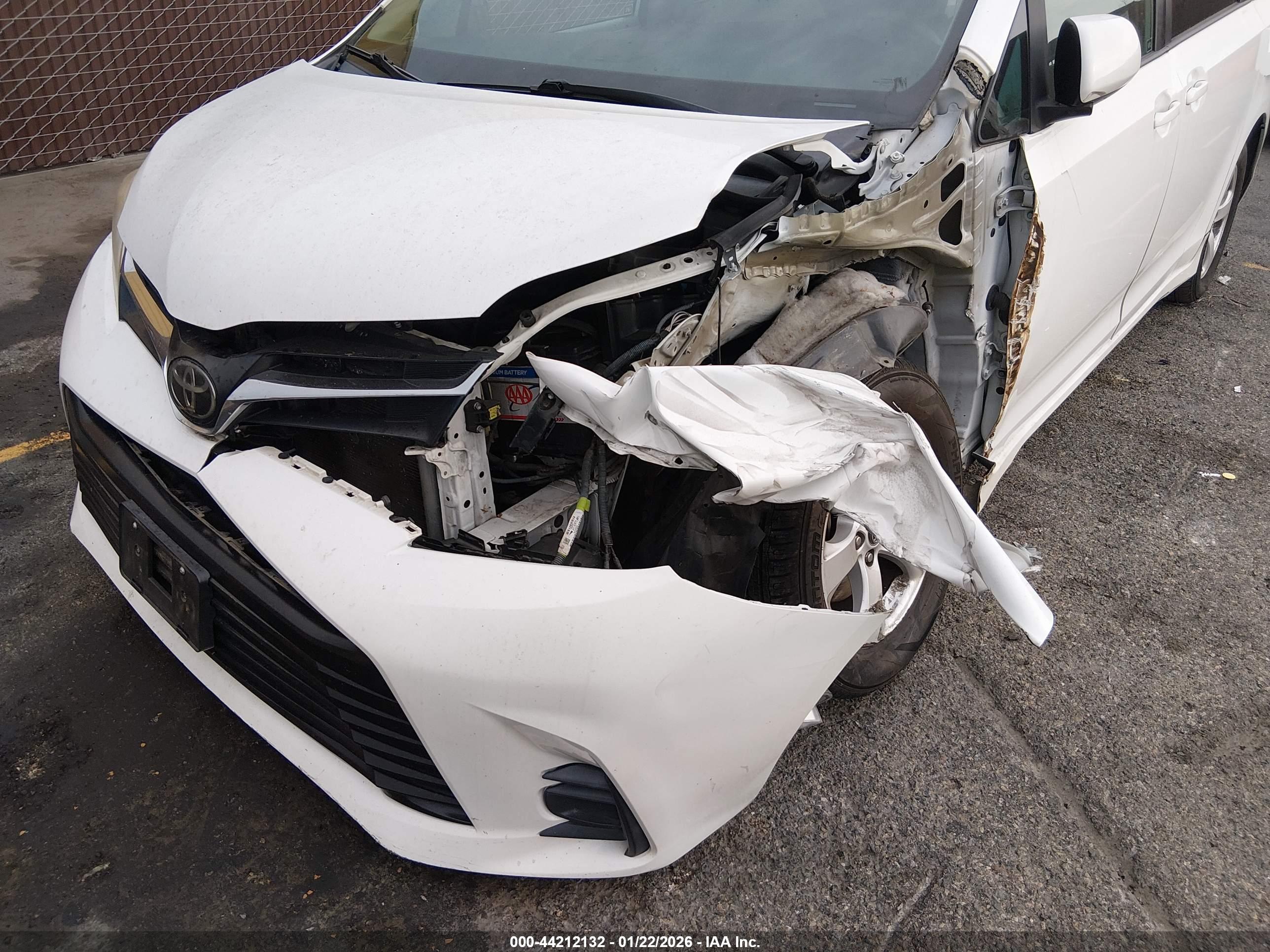 TOYOTA SIENNA image 6