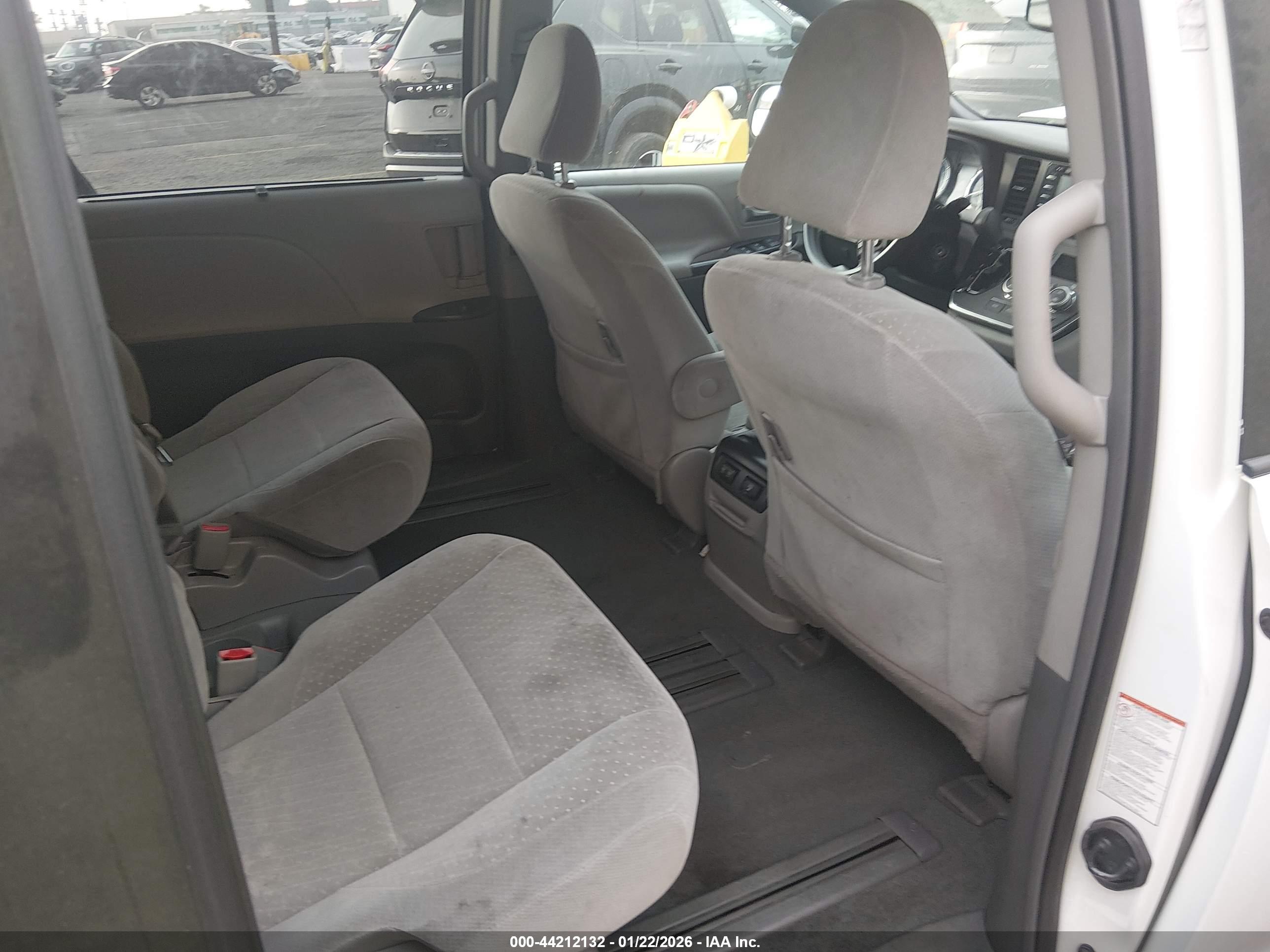 TOYOTA SIENNA image 8