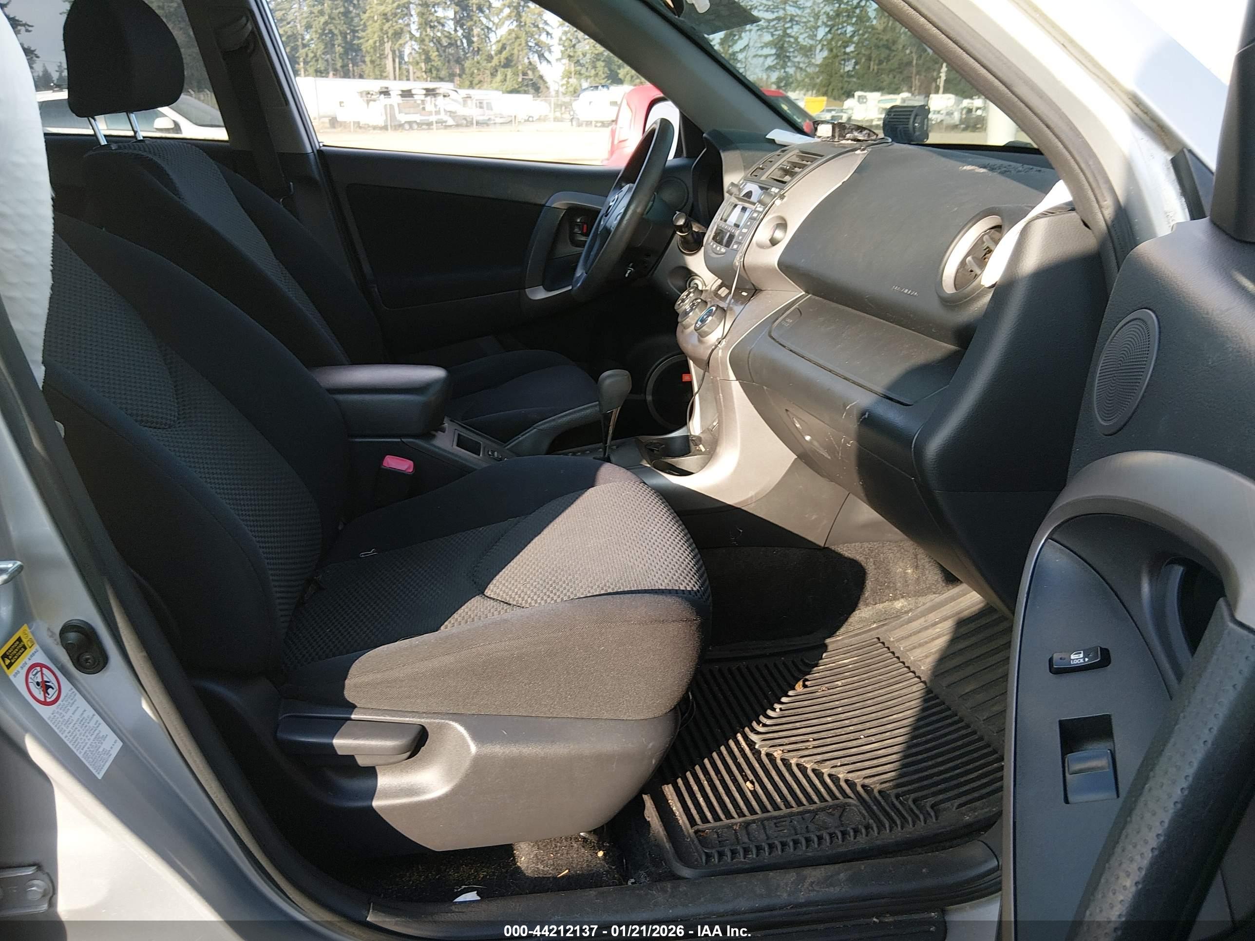 TOYOTA RAV4 image 5