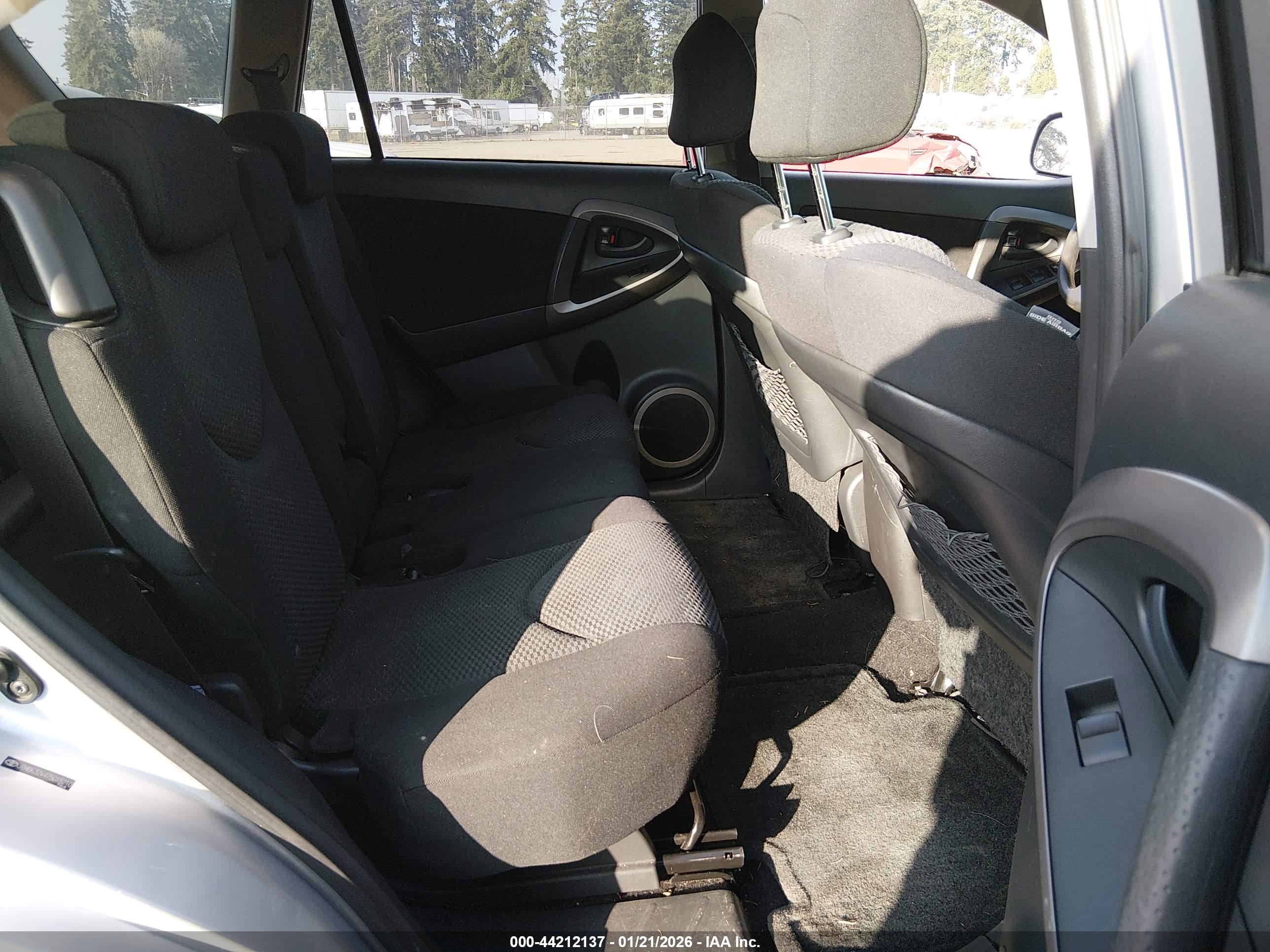 TOYOTA RAV4 image 8