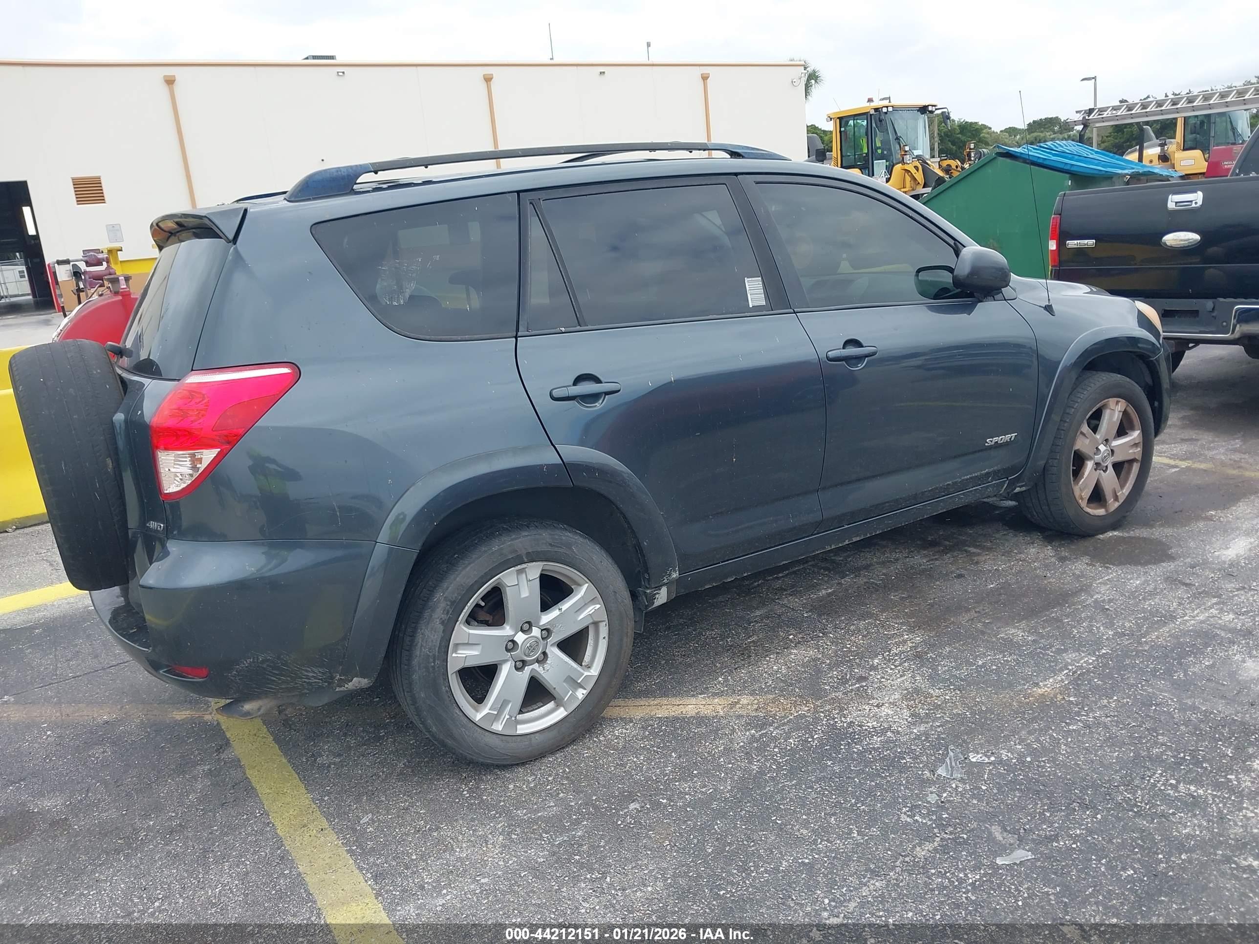 TOYOTA RAV4 image 4