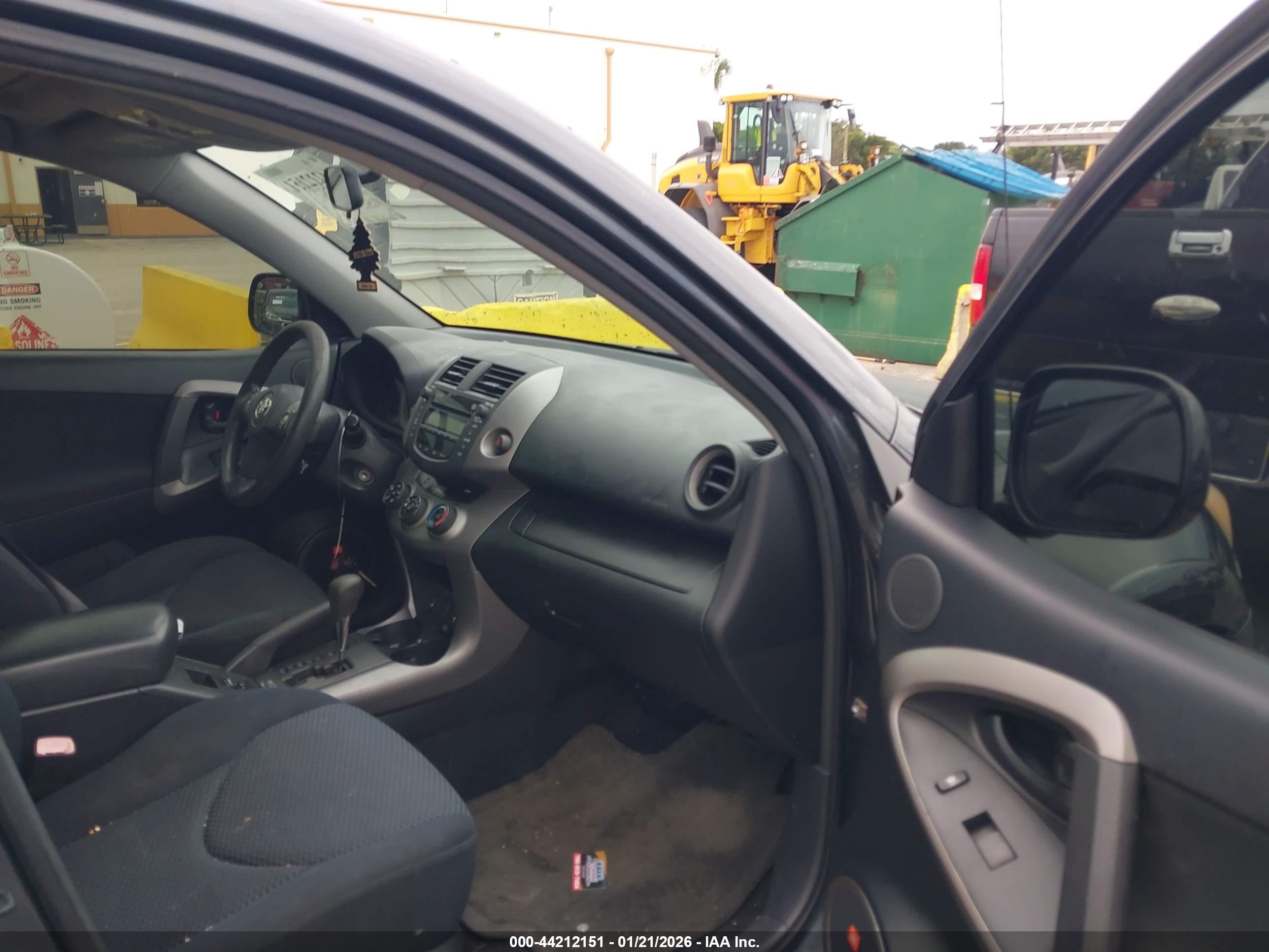 TOYOTA RAV4 image 5
