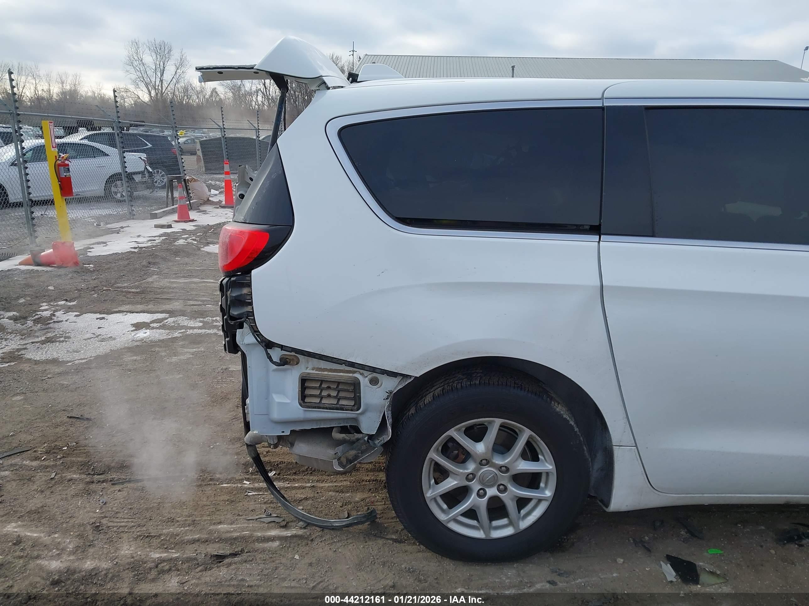 CHRYSLER PACIFICA image 6