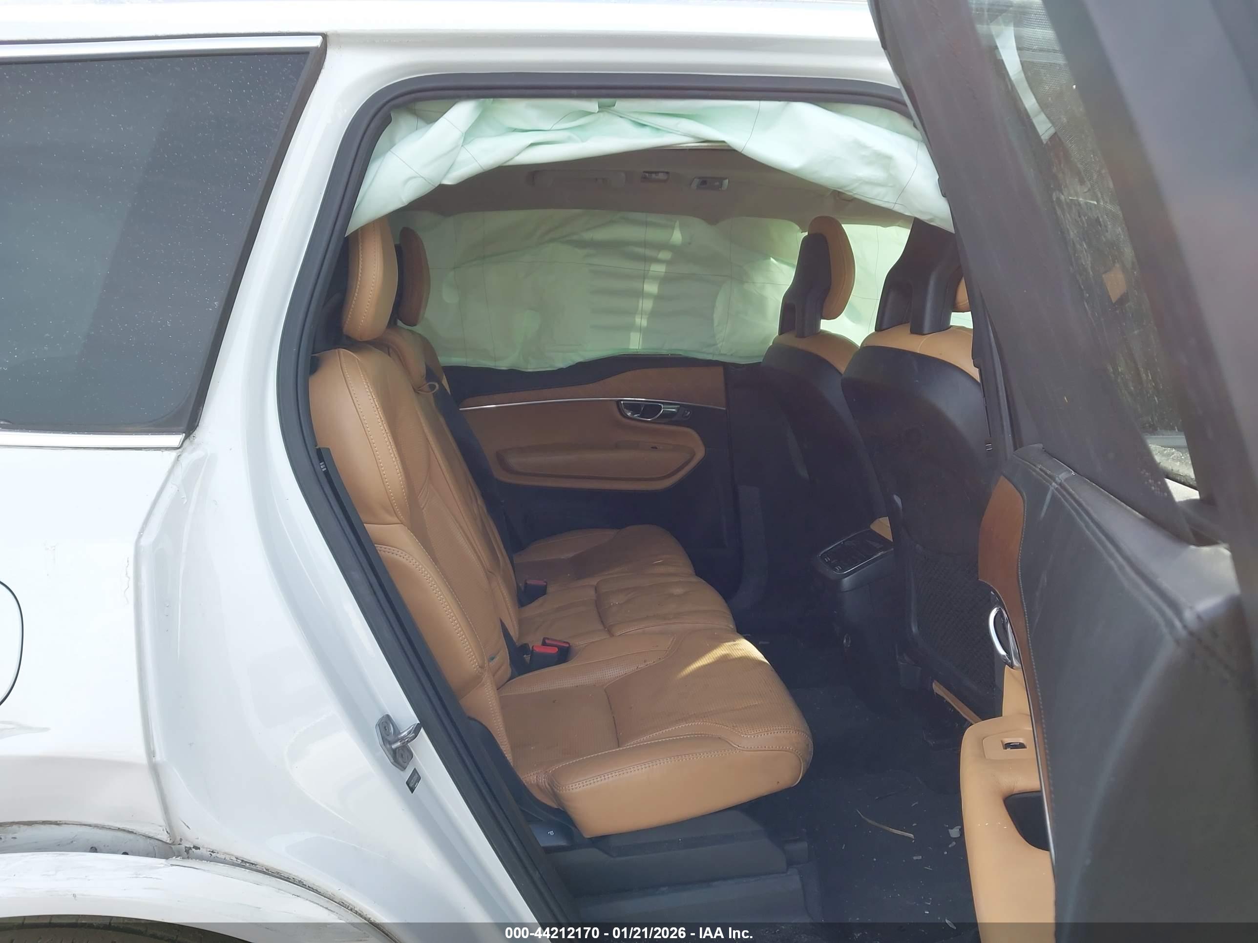 VOLVO XC90 image 8