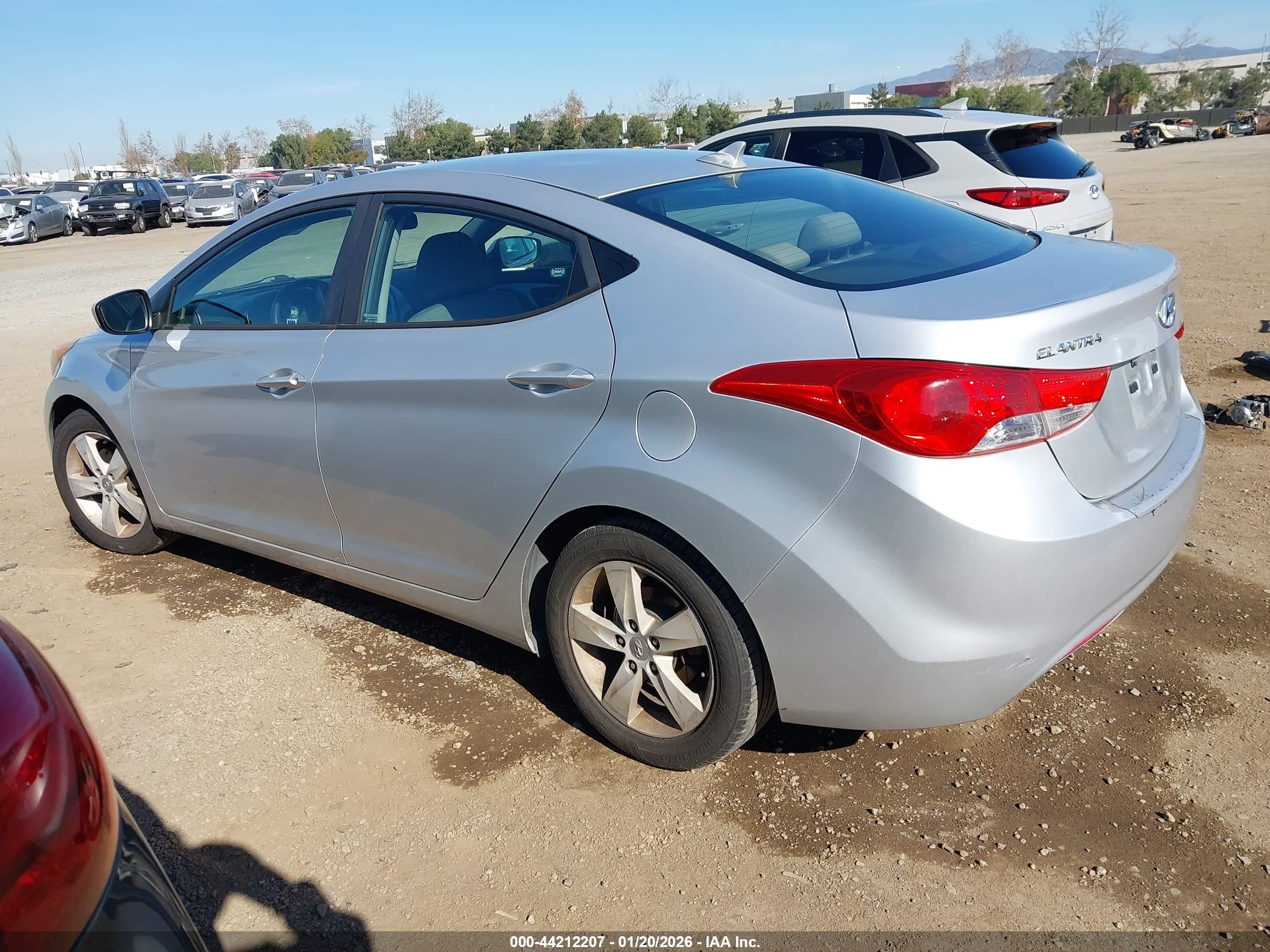 HYUNDAI ELANTRA image 3