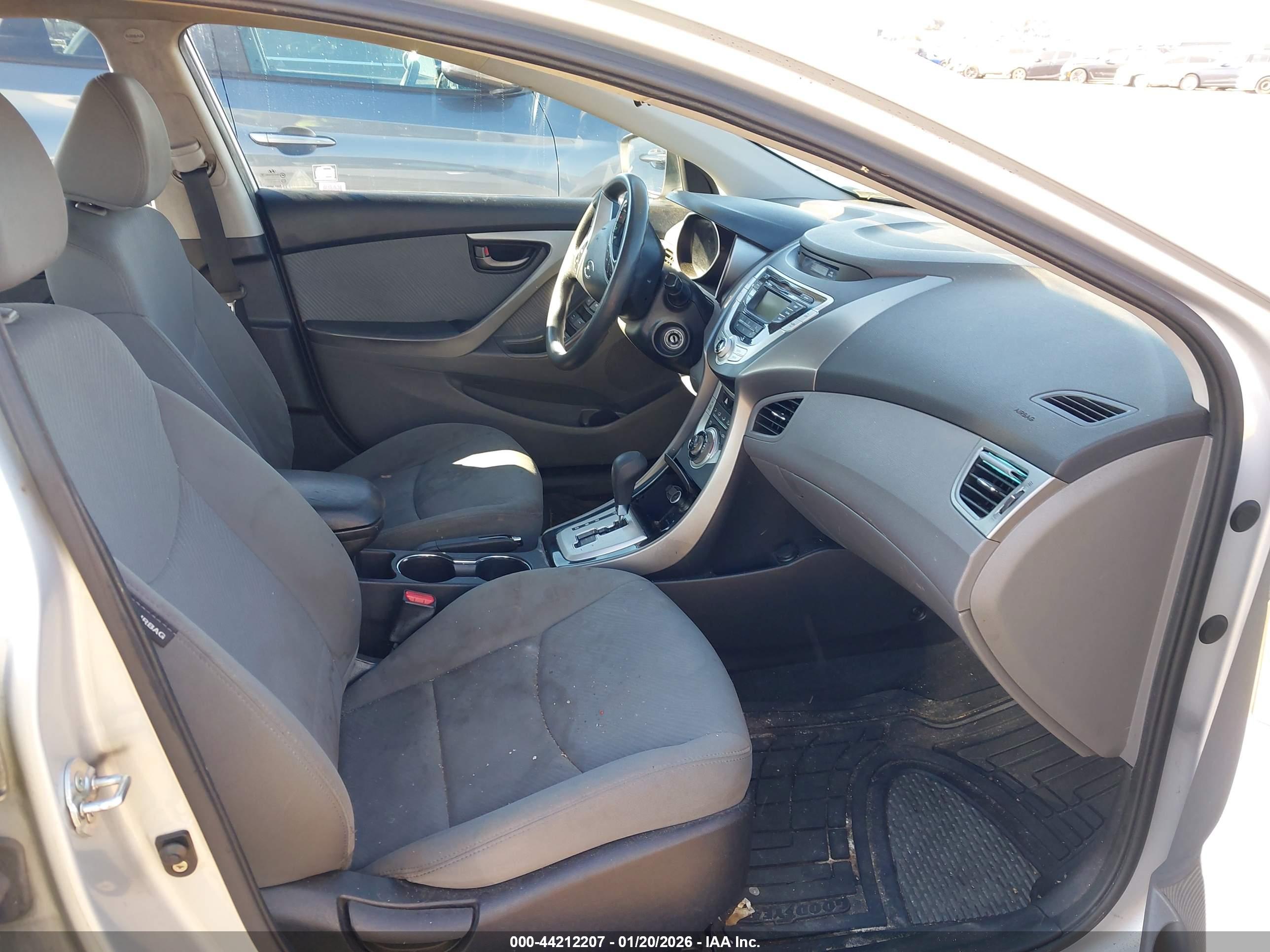 HYUNDAI ELANTRA image 5