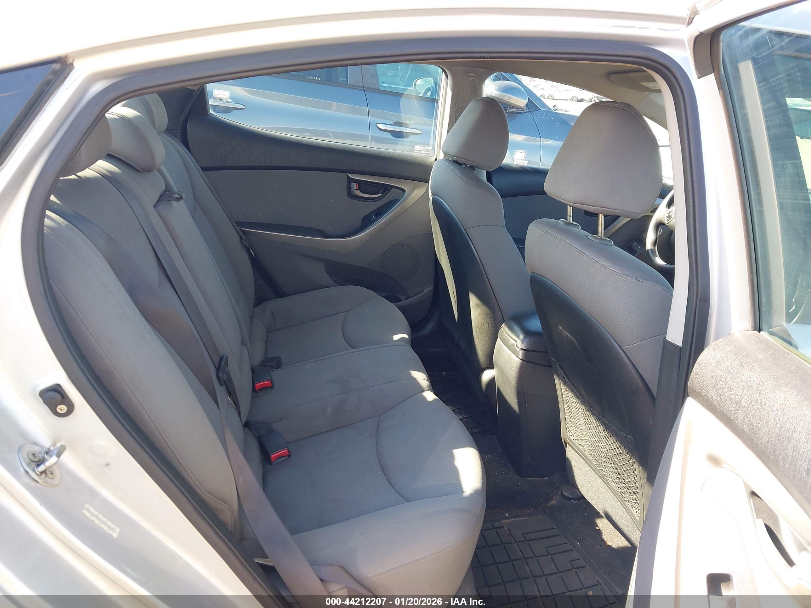 HYUNDAI ELANTRA image 8