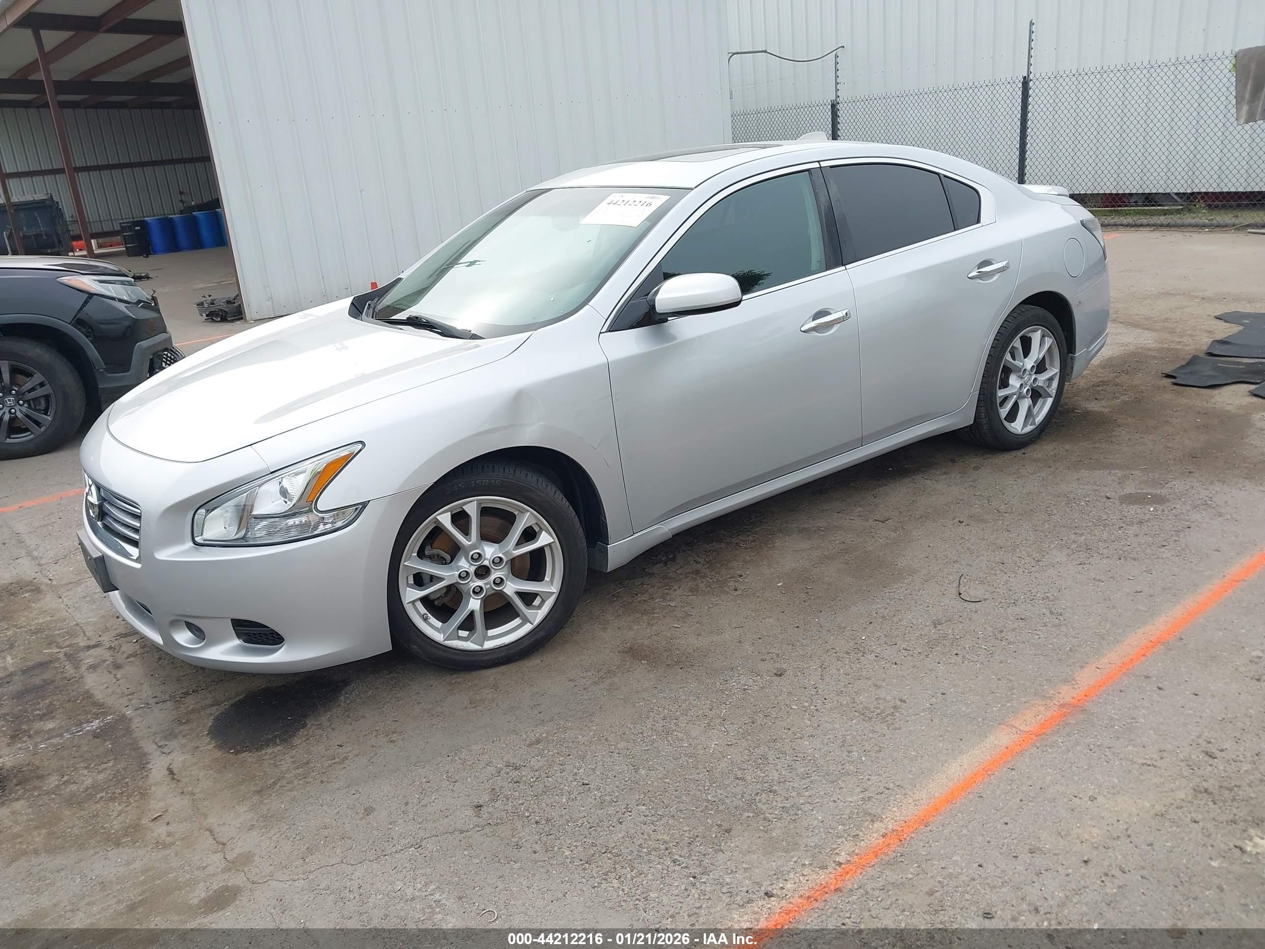NISSAN MAXIMA image 2
