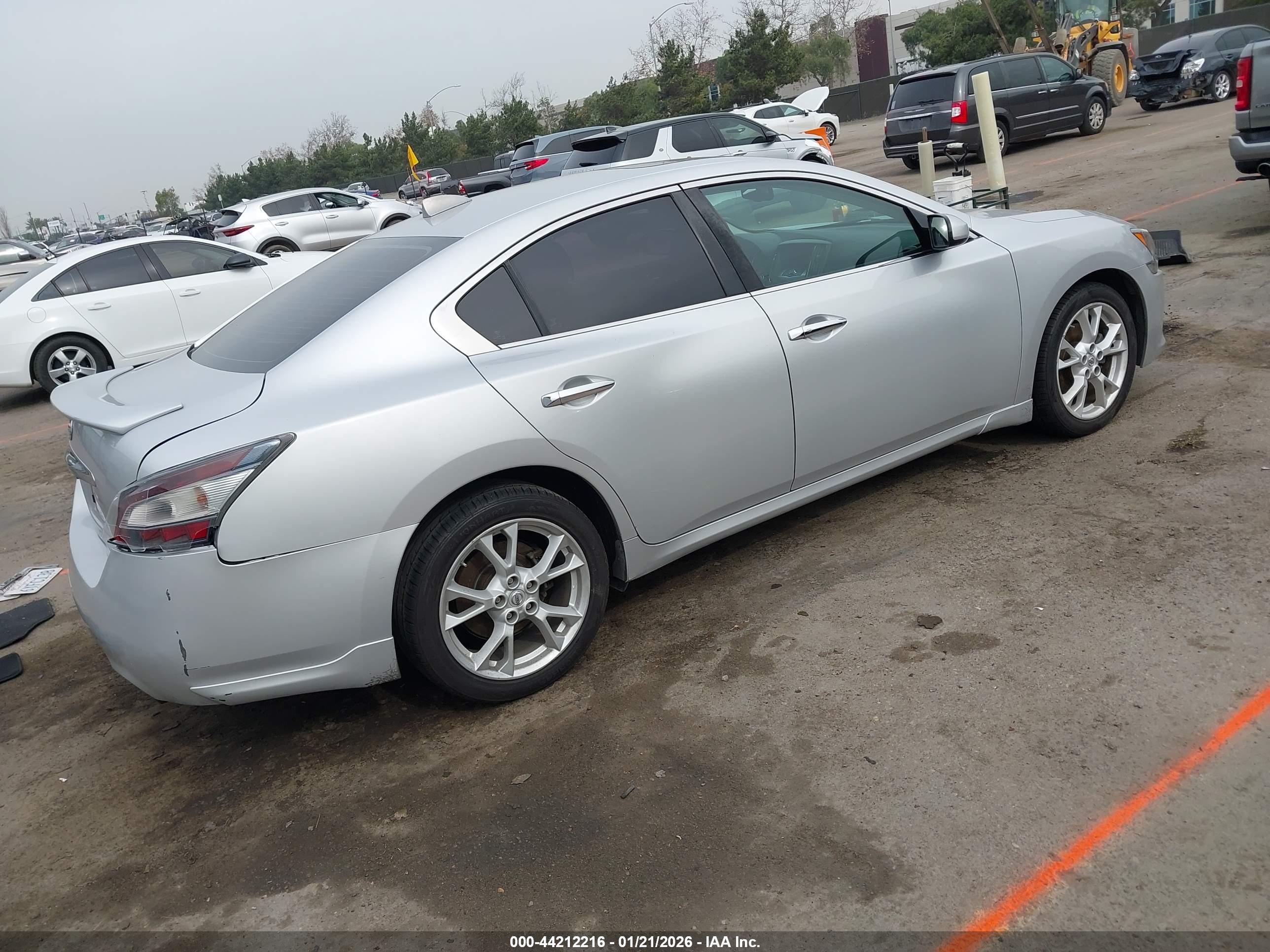 NISSAN MAXIMA image 4