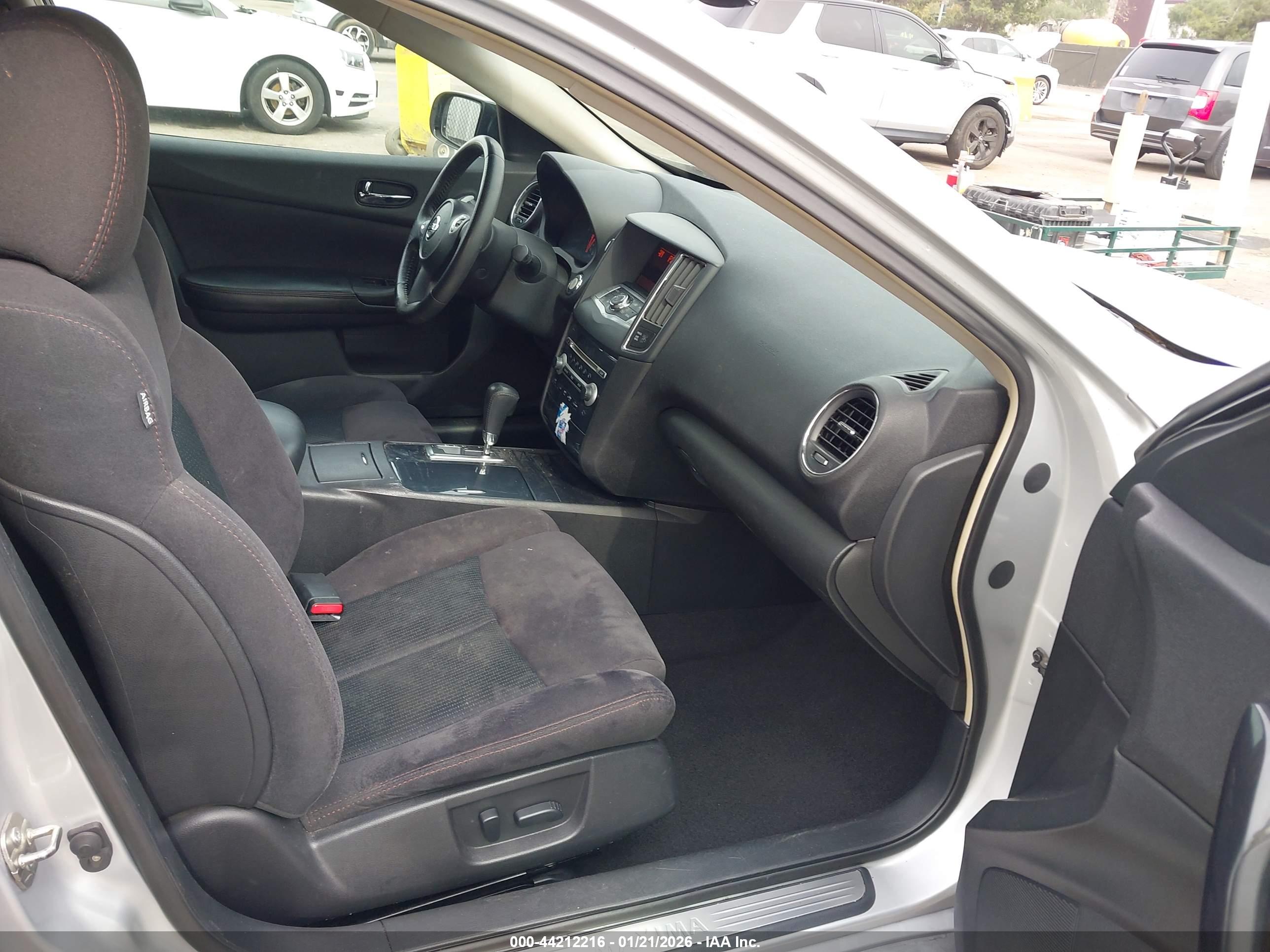 NISSAN MAXIMA image 5