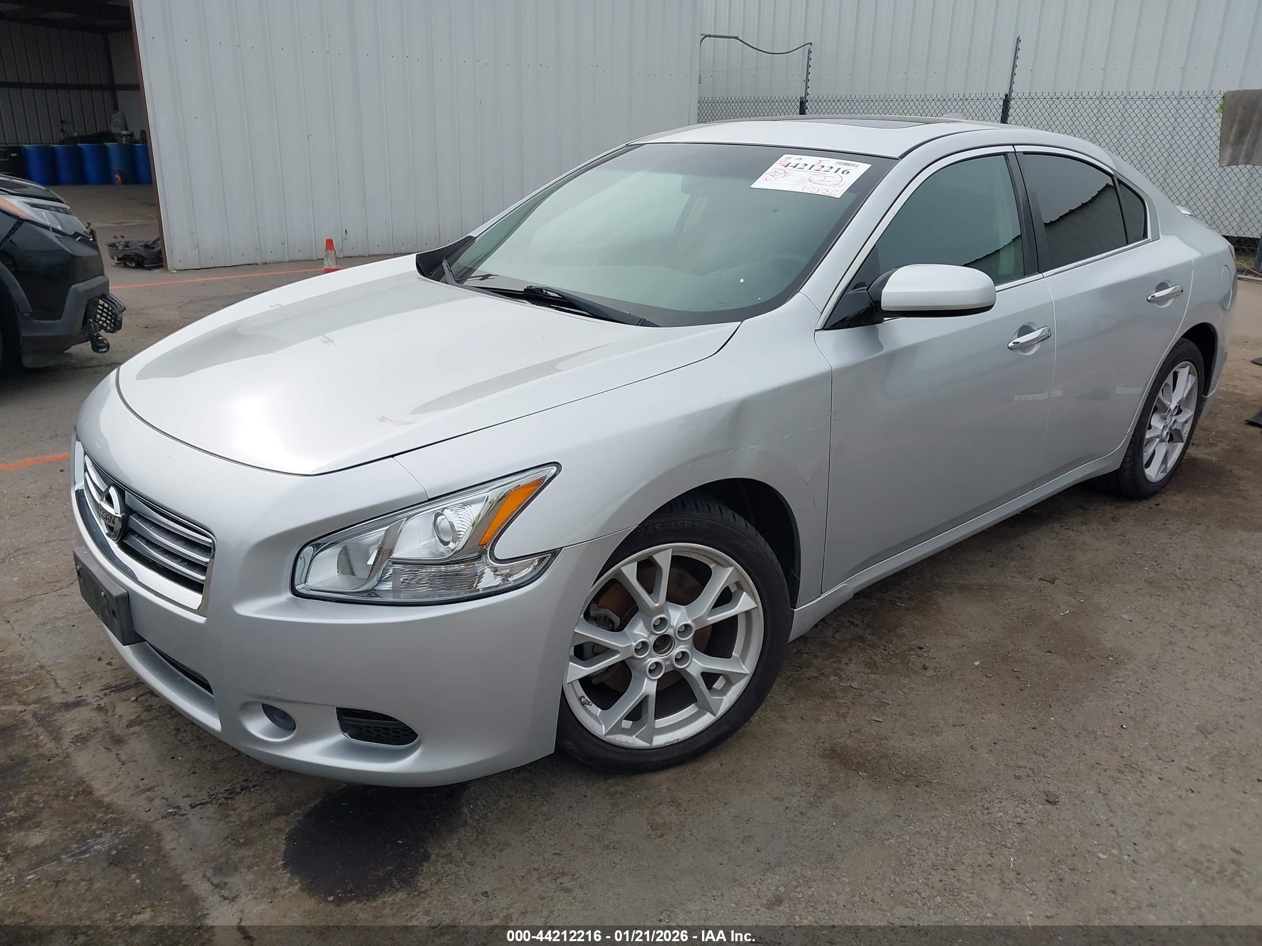 NISSAN MAXIMA image 6