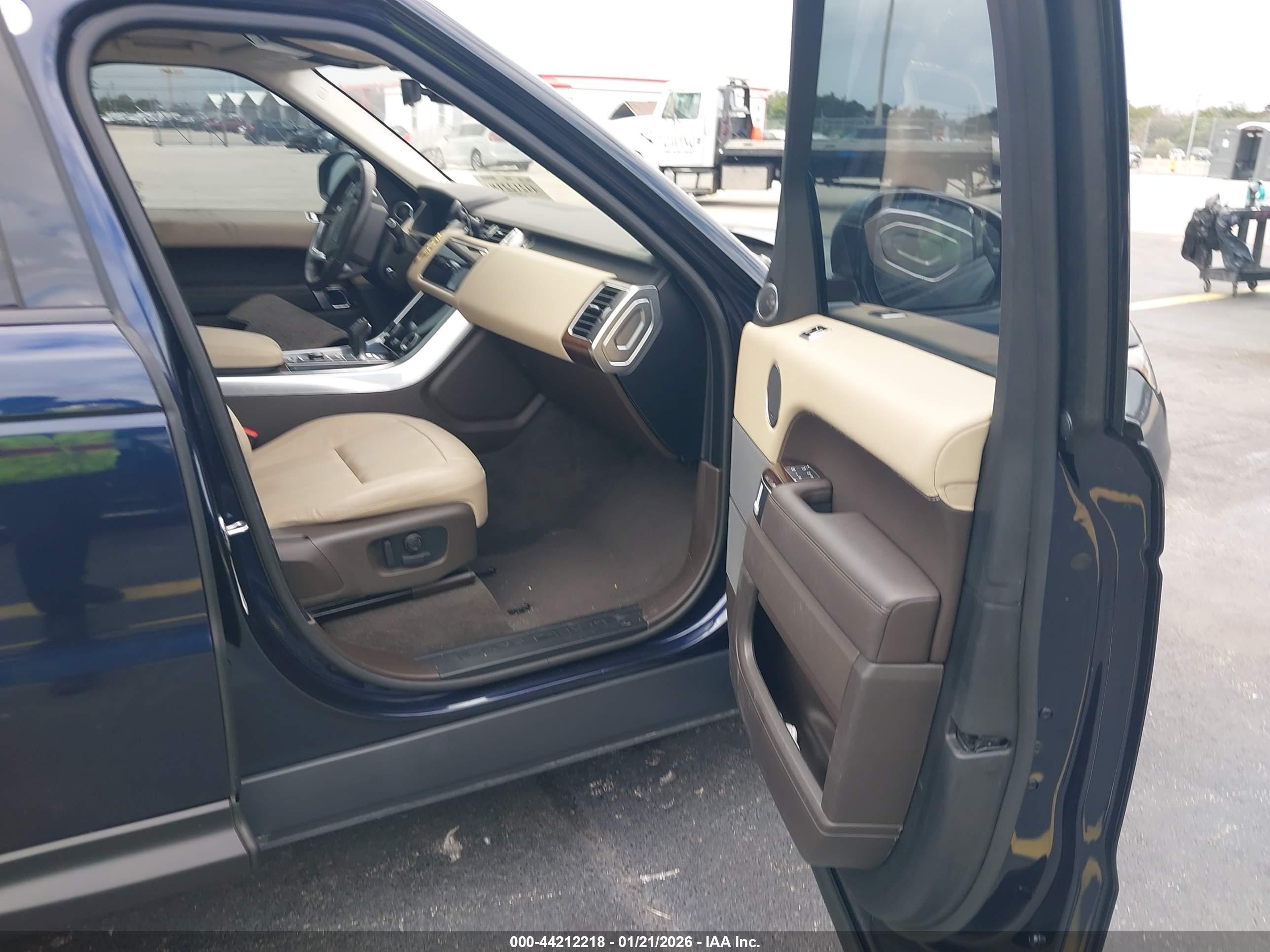 LAND ROVER image 5