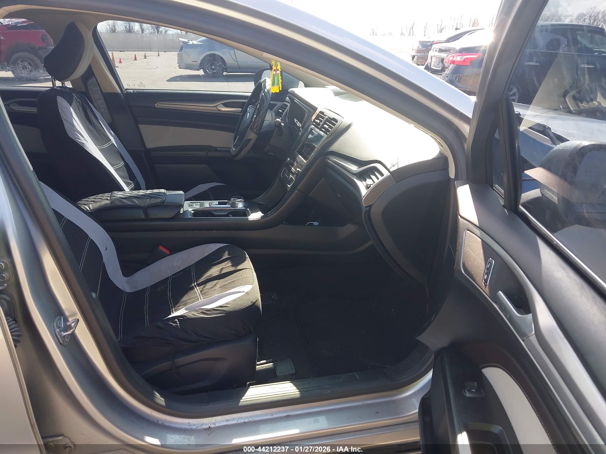 FORD FUSION image 5
