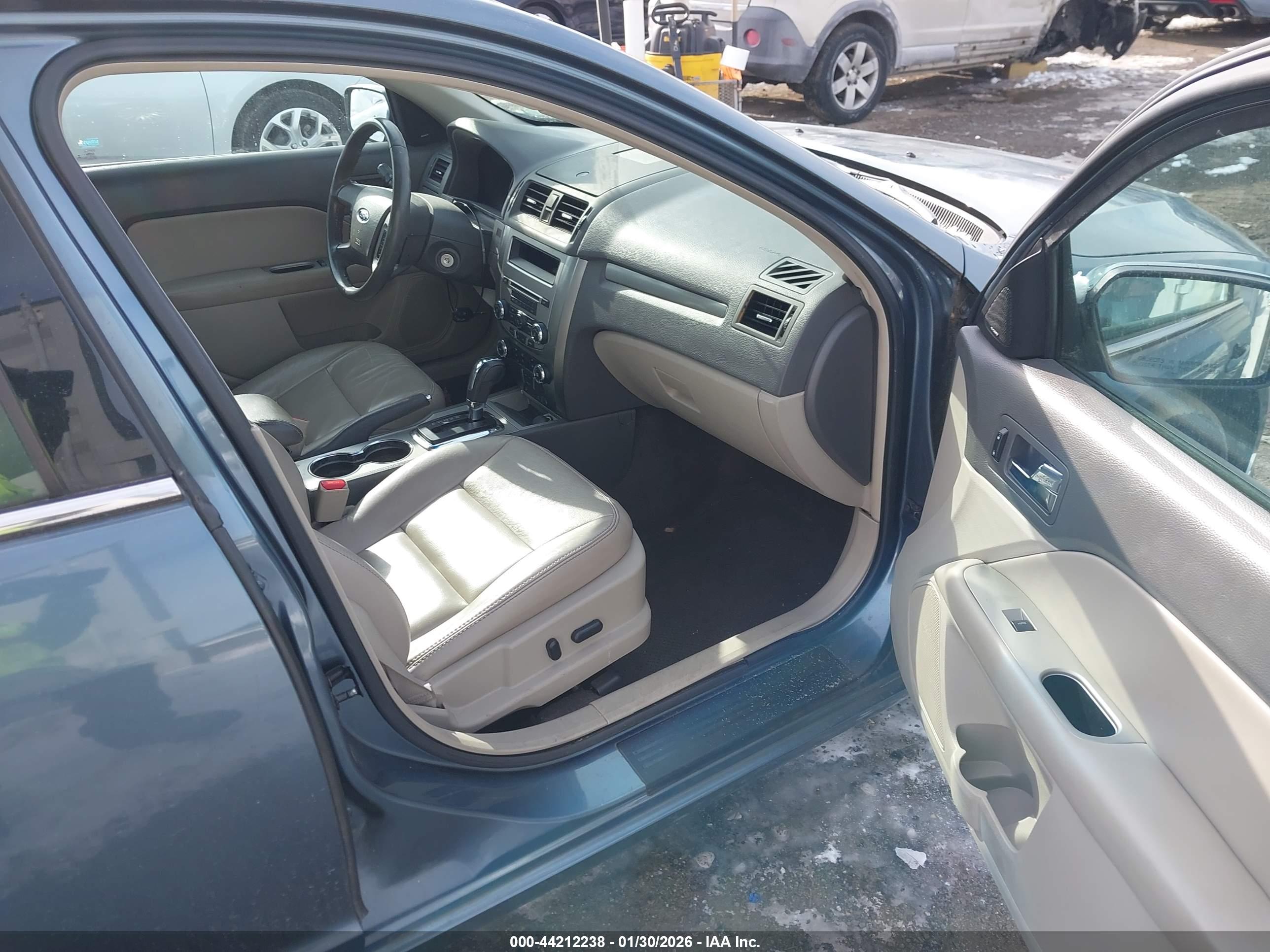 FORD FUSION image 5