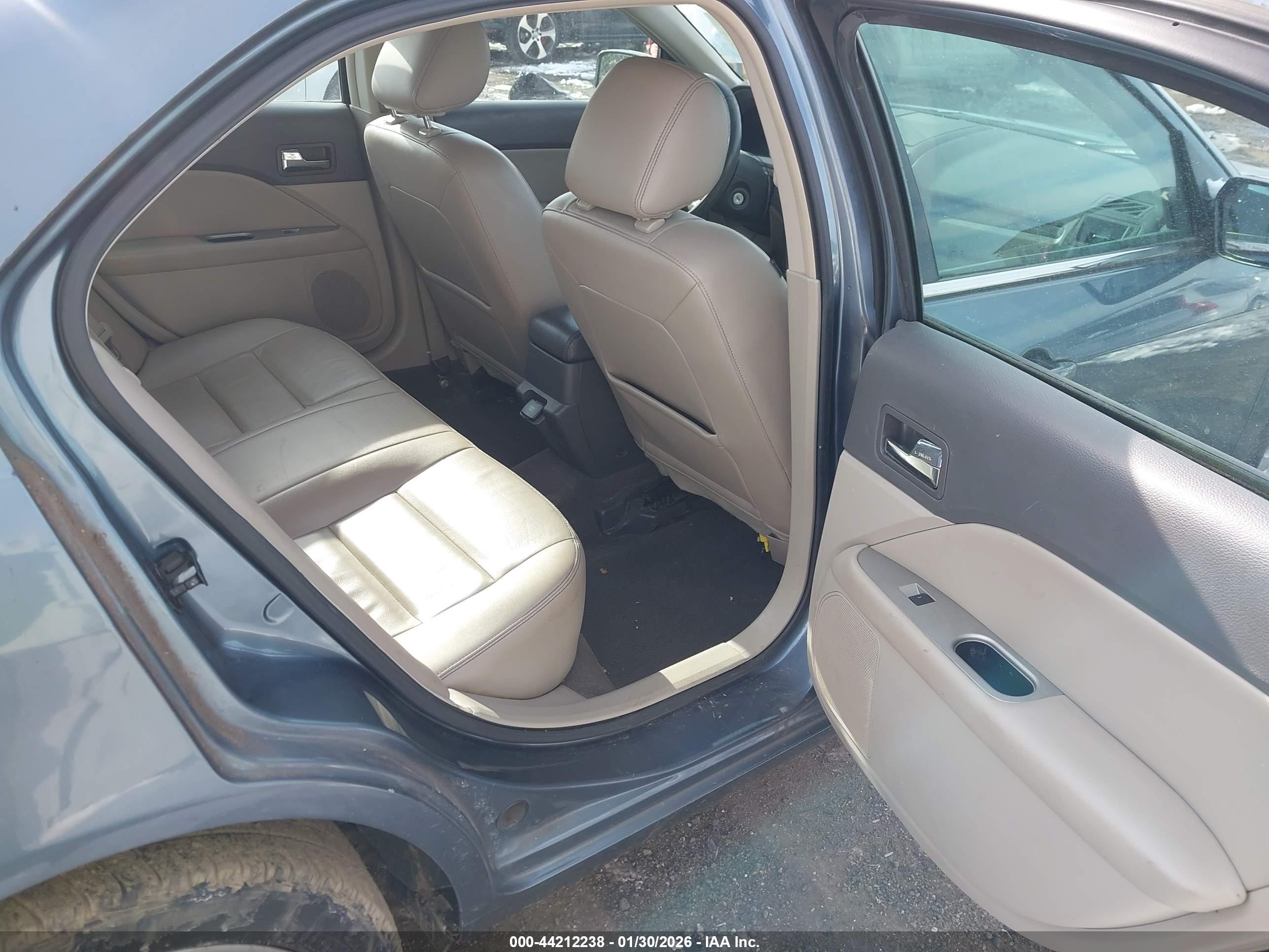 FORD FUSION image 8