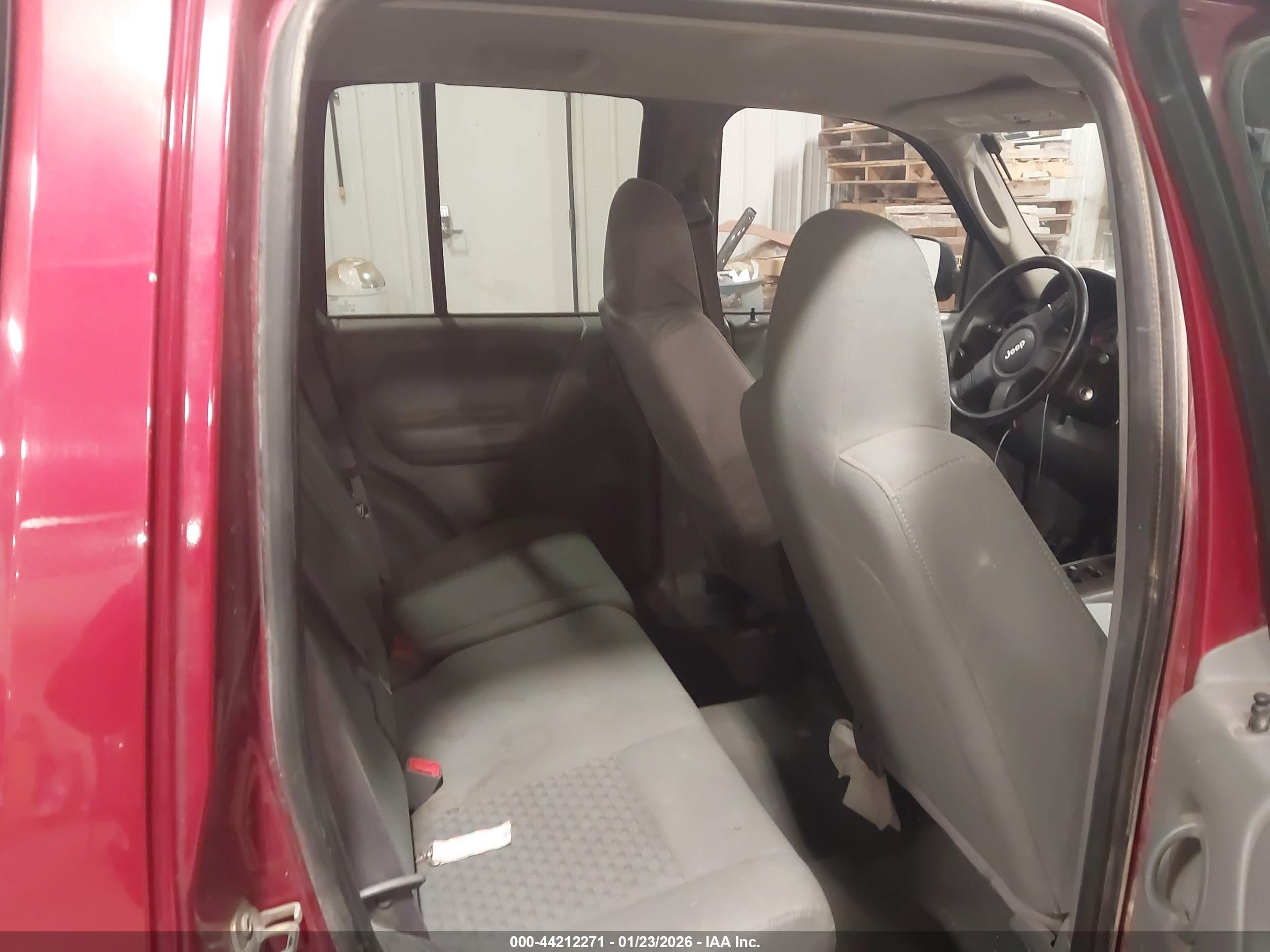 JEEP LIBERTY image 8
