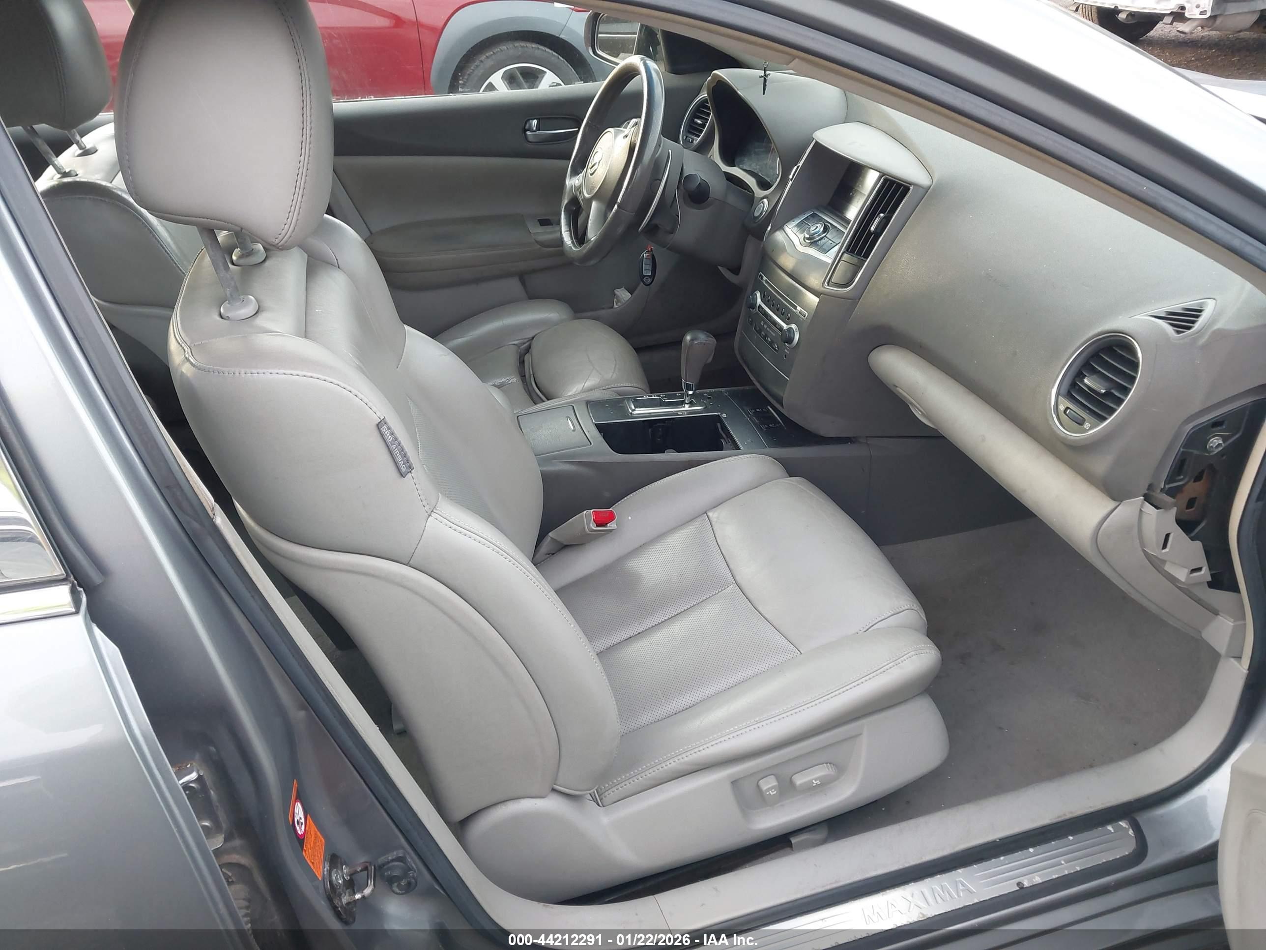 NISSAN MAXIMA image 5