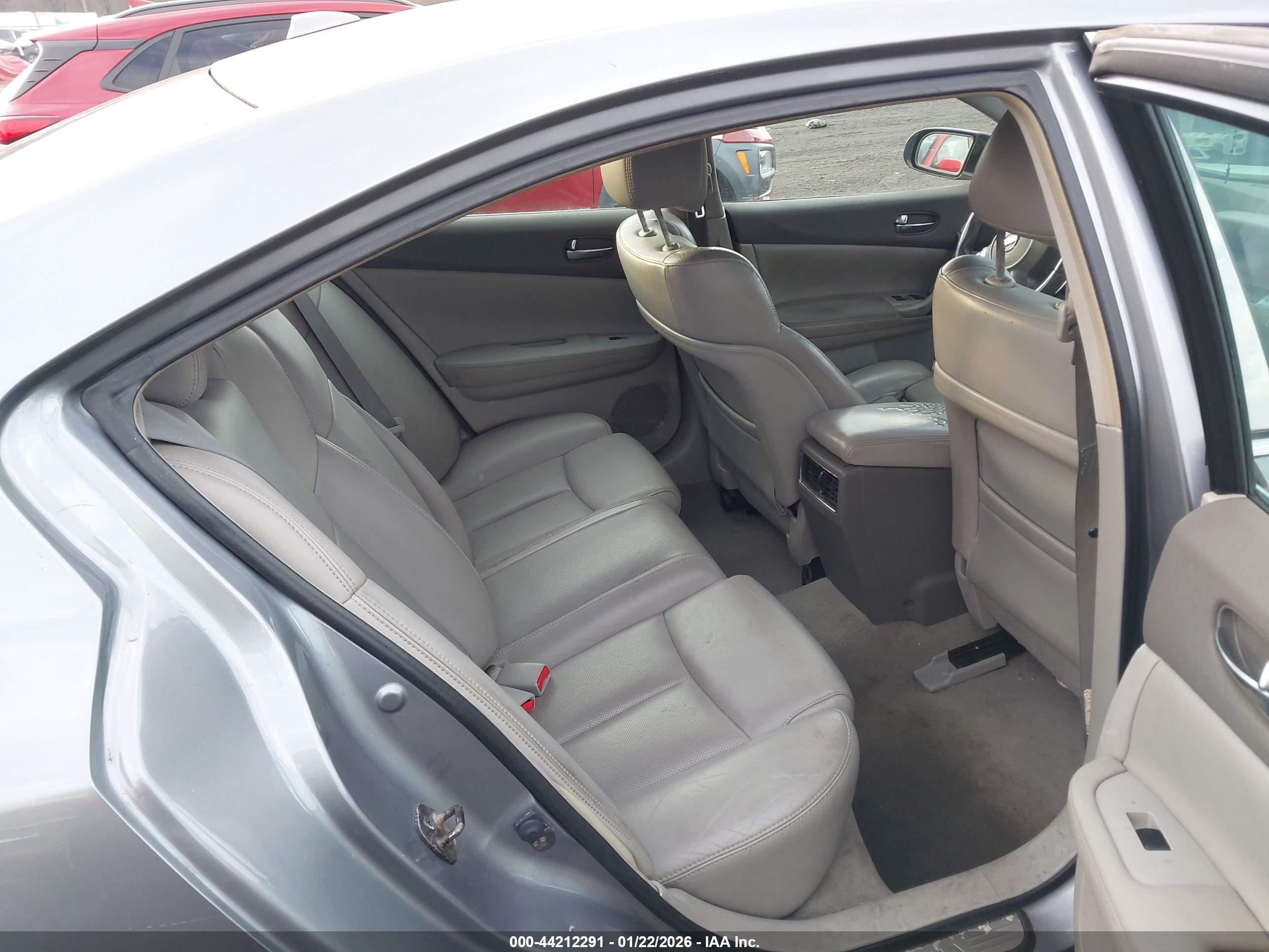 NISSAN MAXIMA image 8