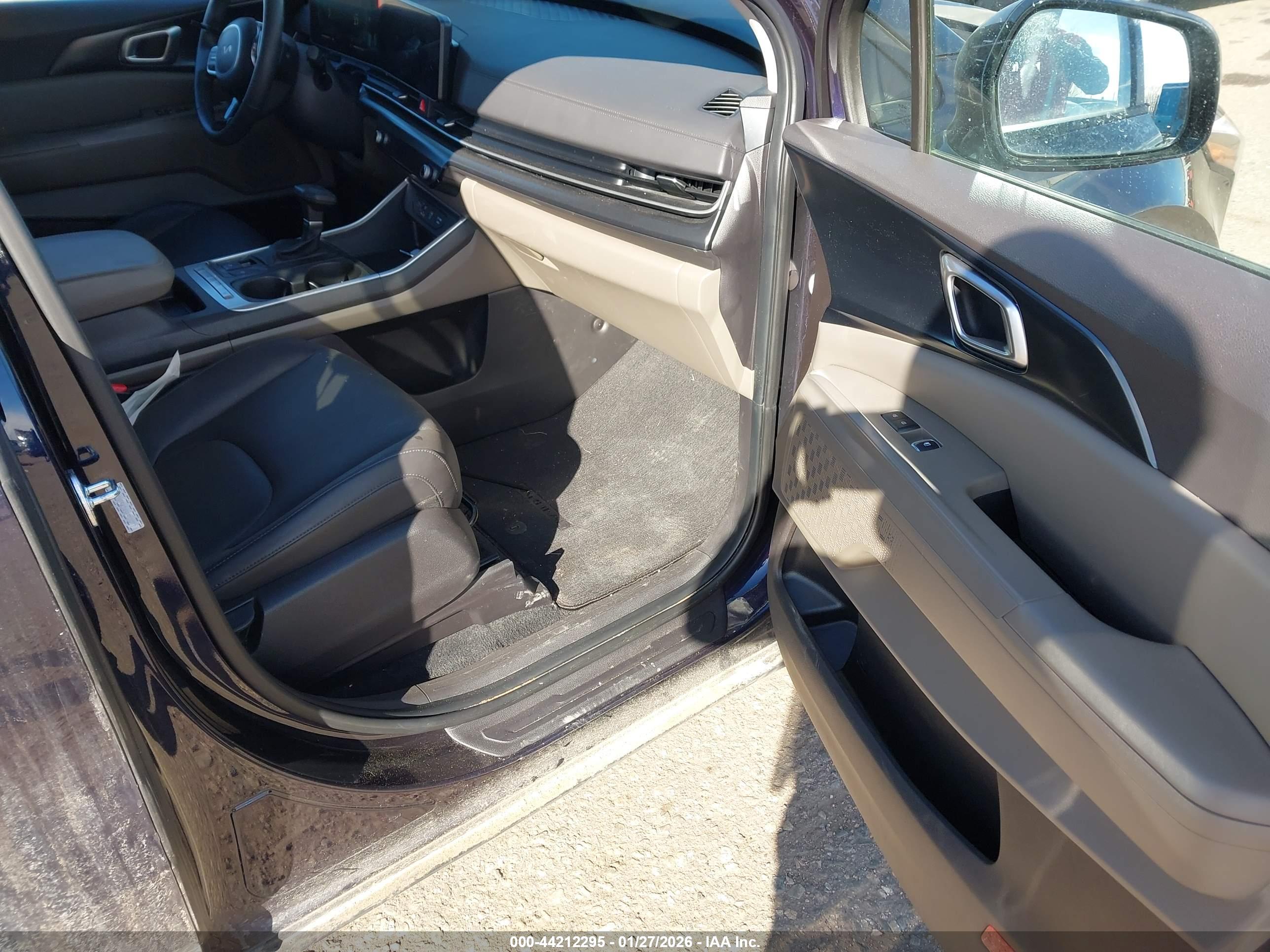 KIA CARNIVAL image 5