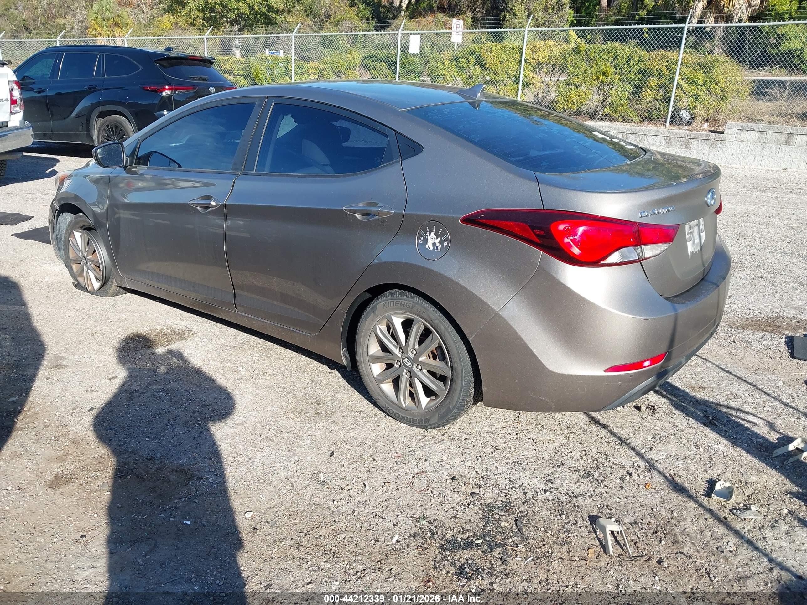 HYUNDAI ELANTRA image 3
