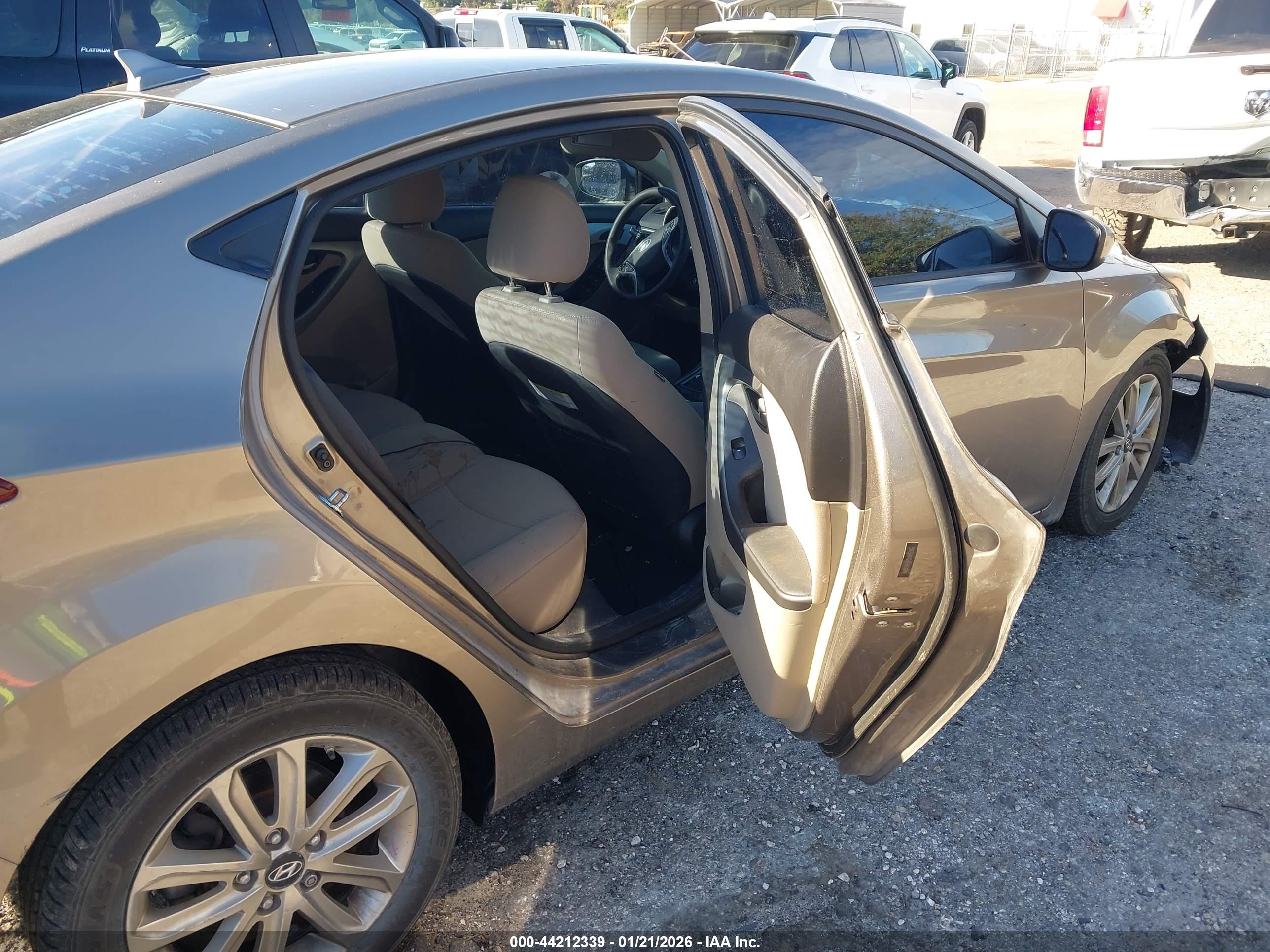 HYUNDAI ELANTRA image 8