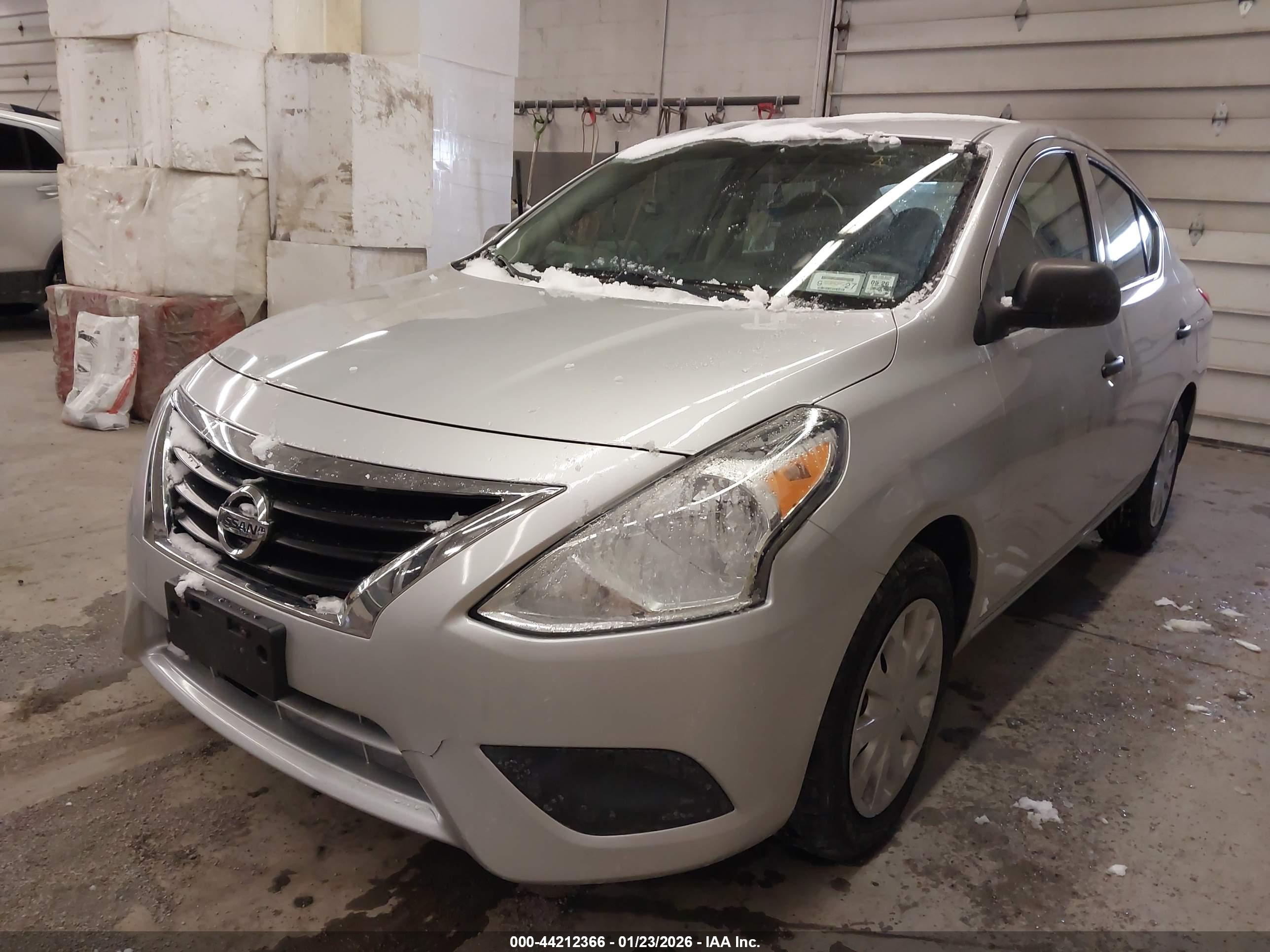NISSAN VERSA image 2