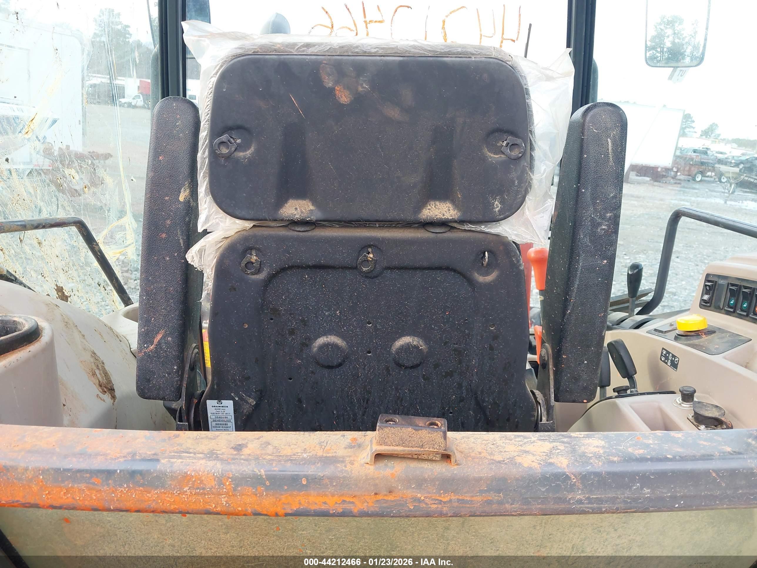 KUBOTA M7060 image 5