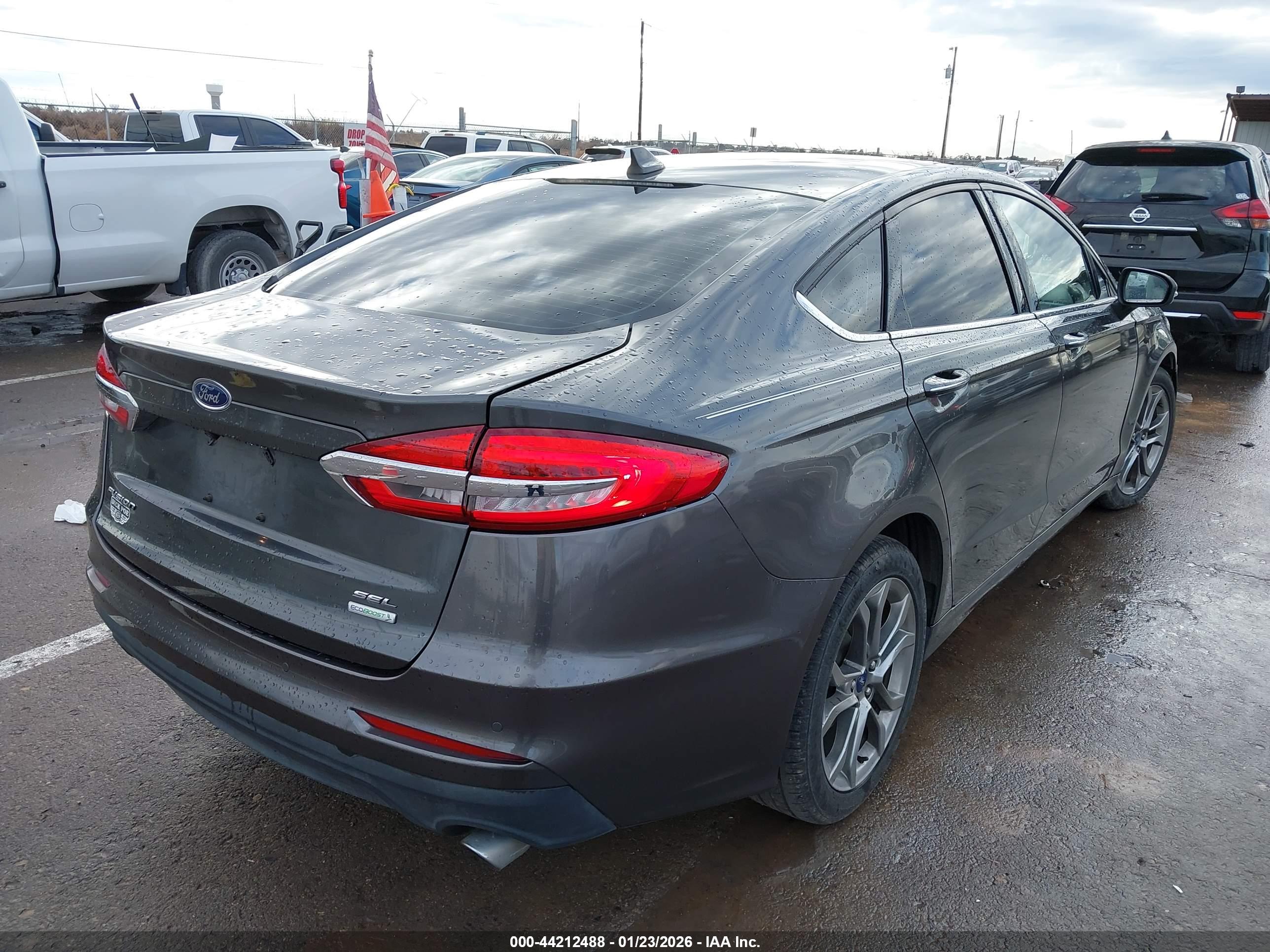 FORD FUSION image 4
