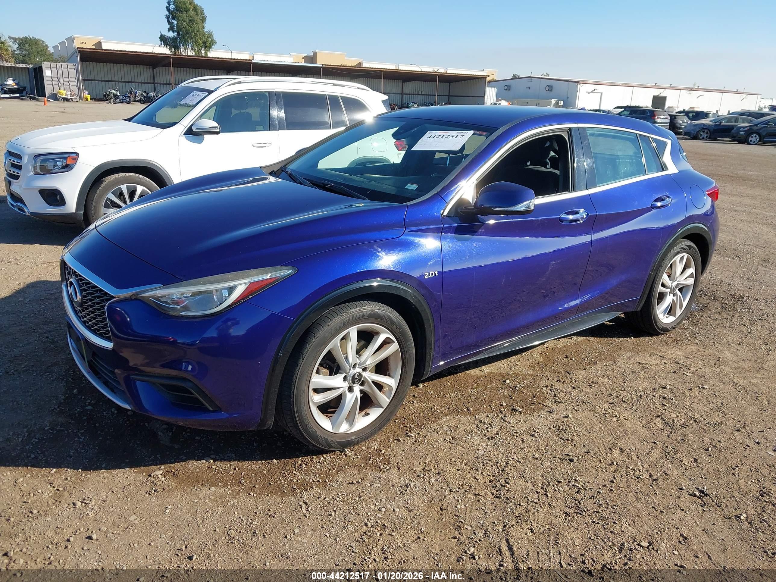 INFINITI QX30 image 2