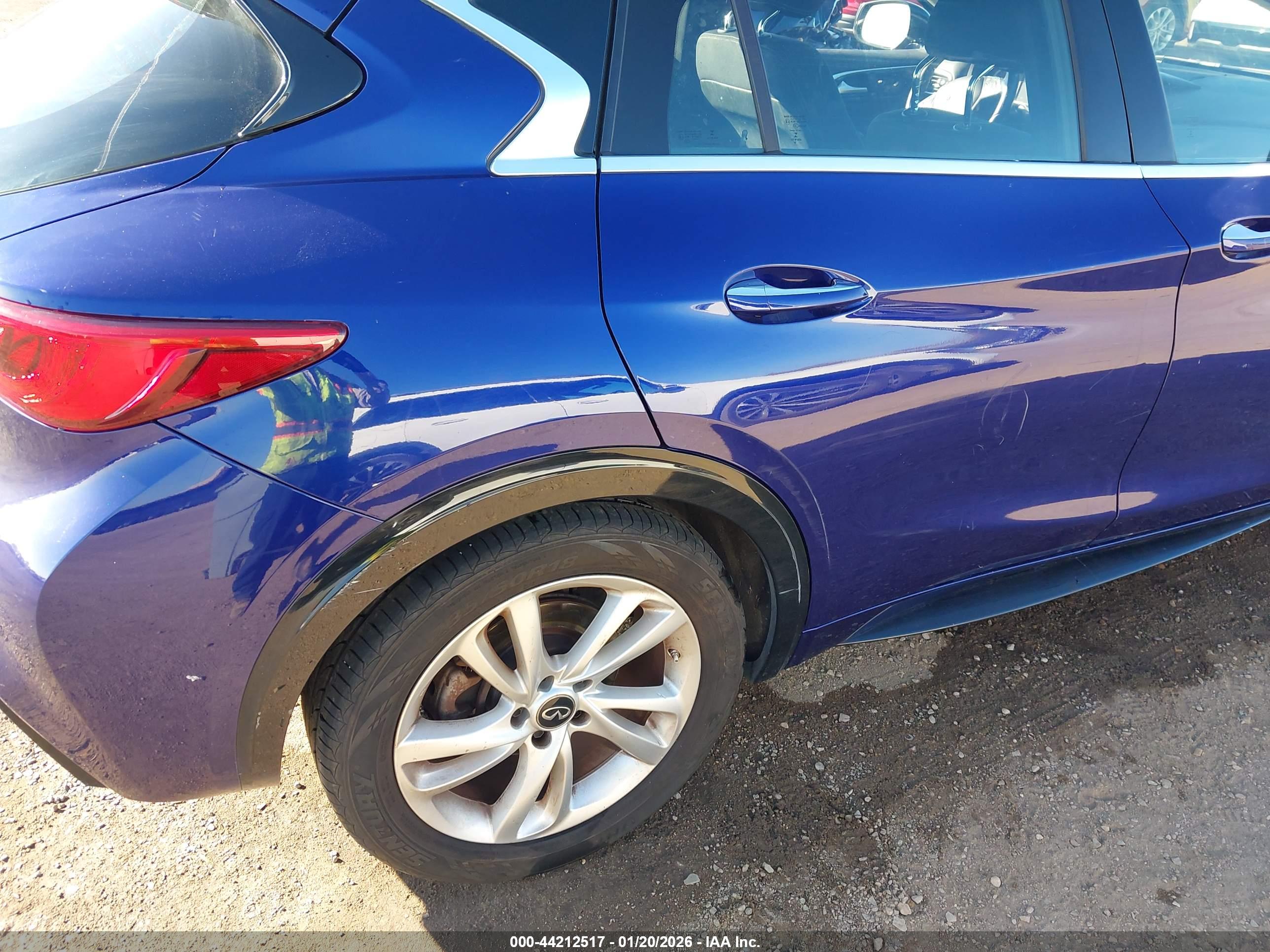 INFINITI QX30 image 6