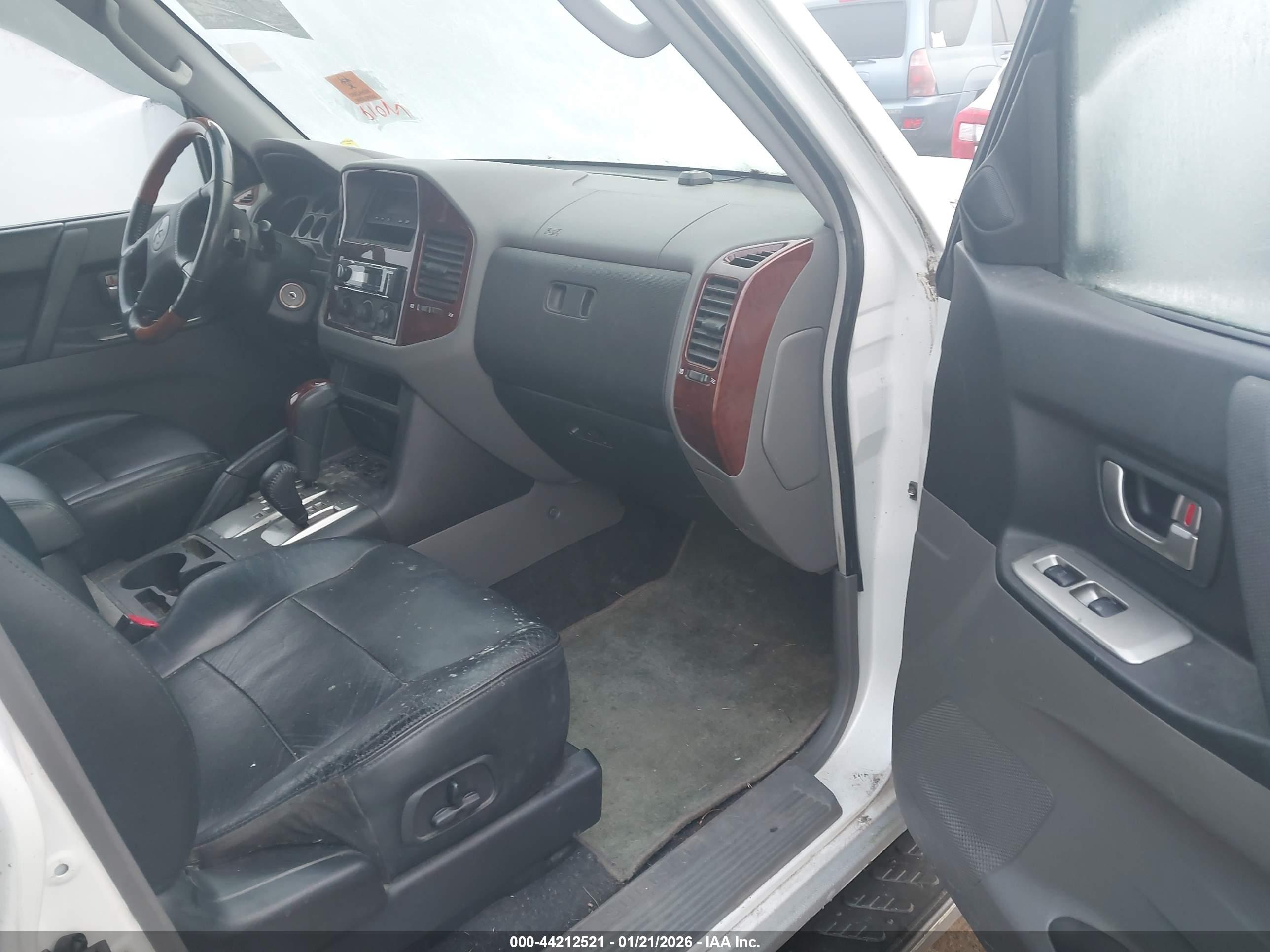 MITSUBISHI MONTERO image 5