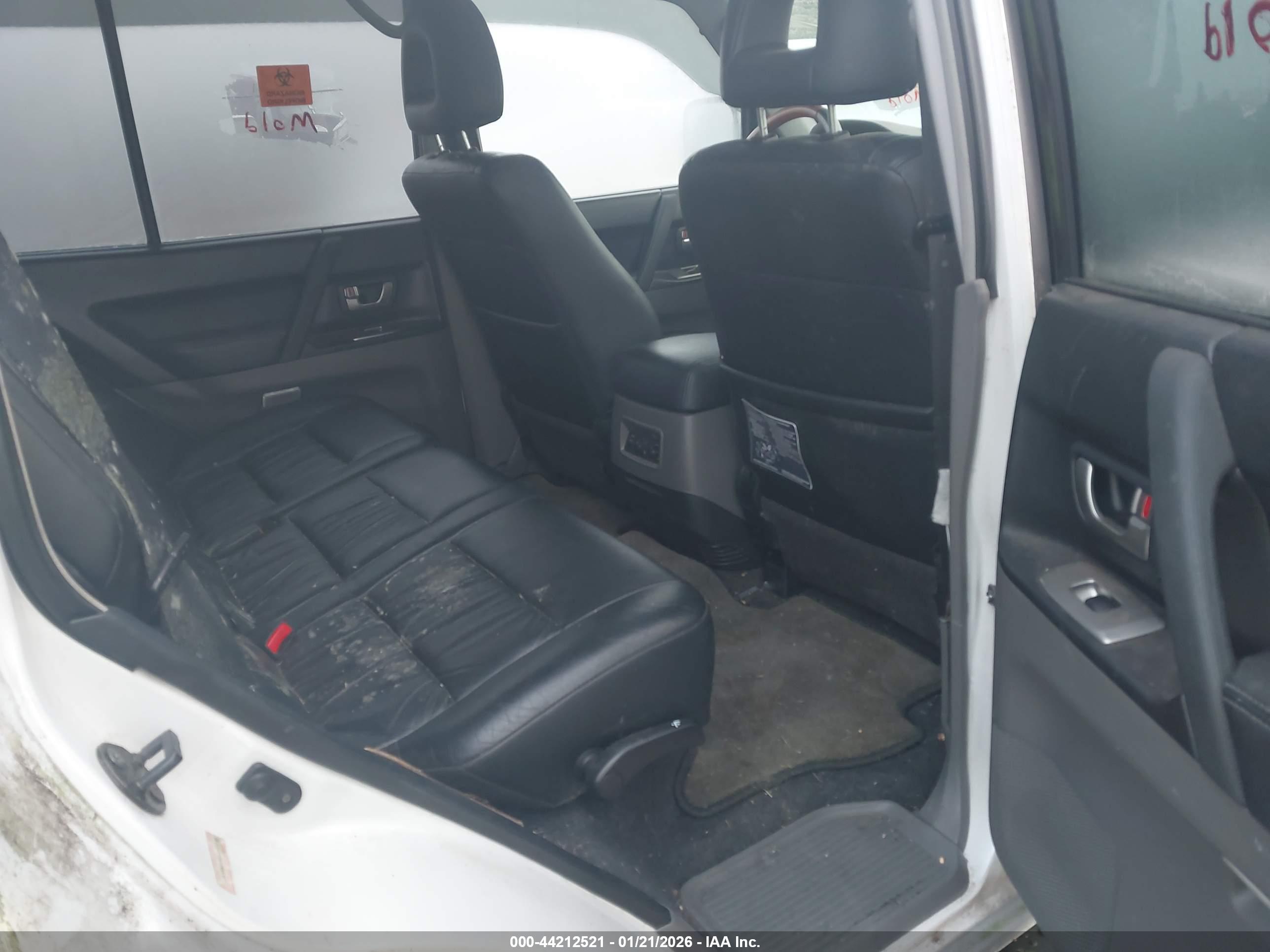 MITSUBISHI MONTERO image 8