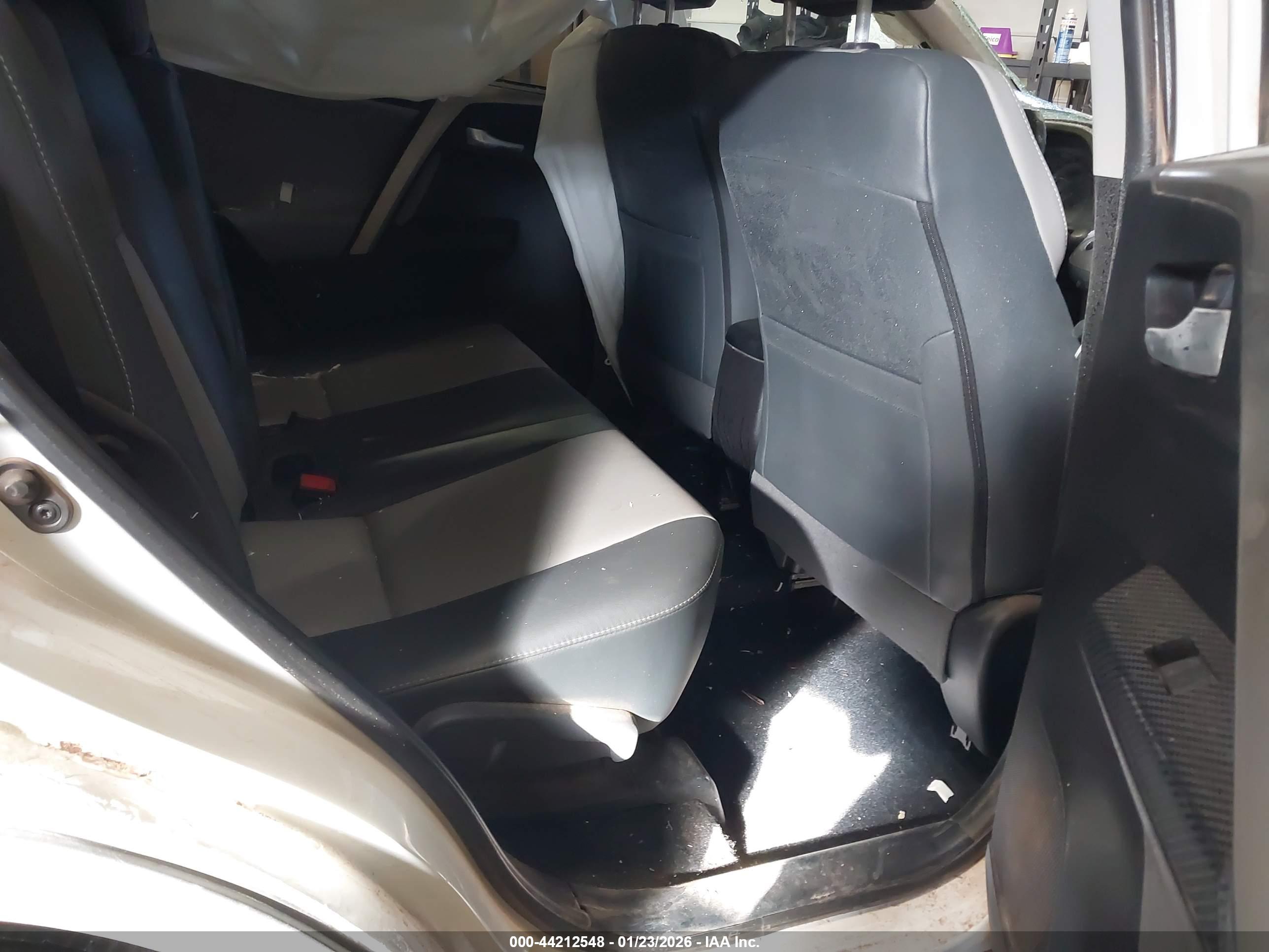 TOYOTA RAV4 image 8