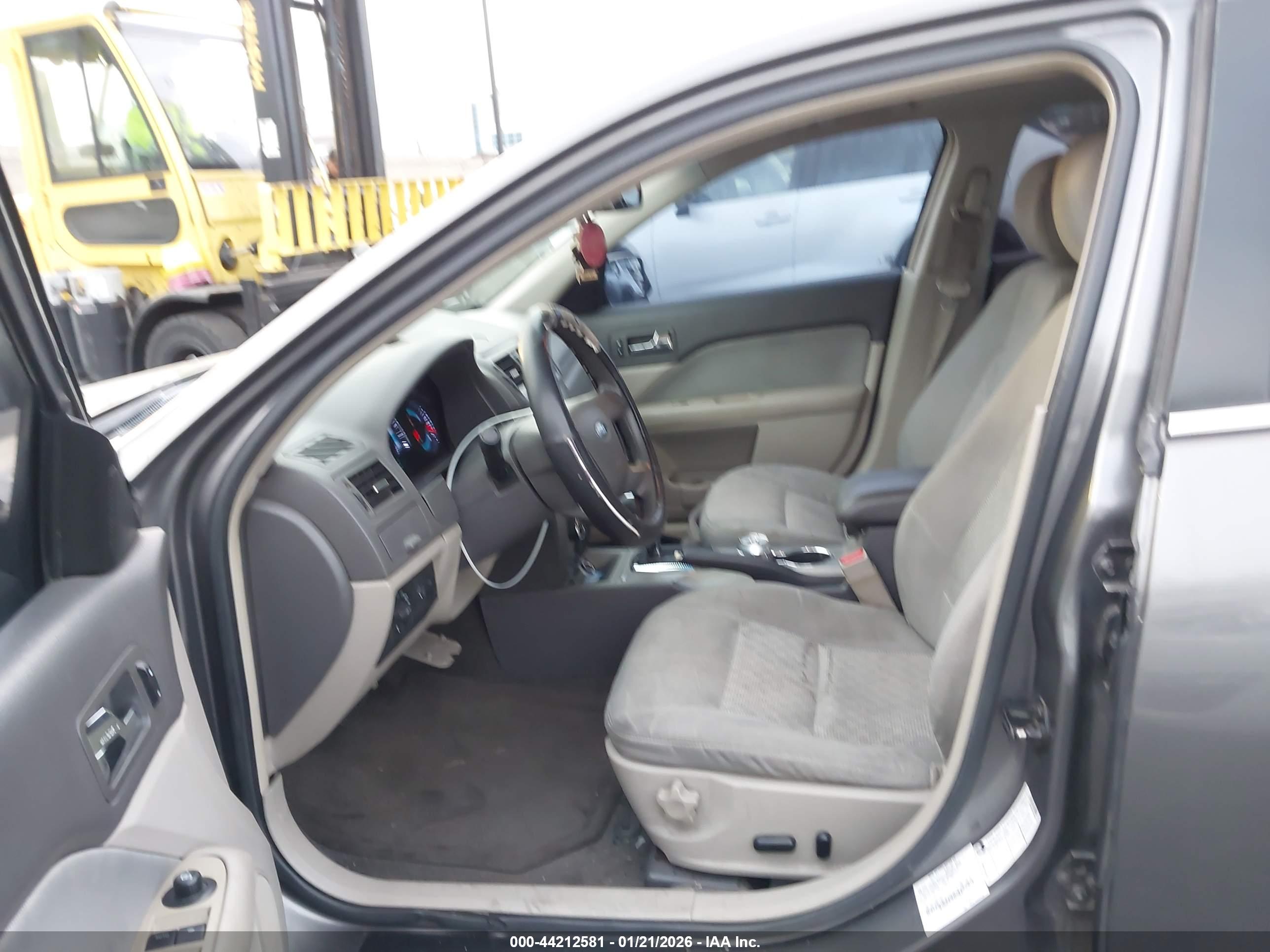FORD FUSION image 5