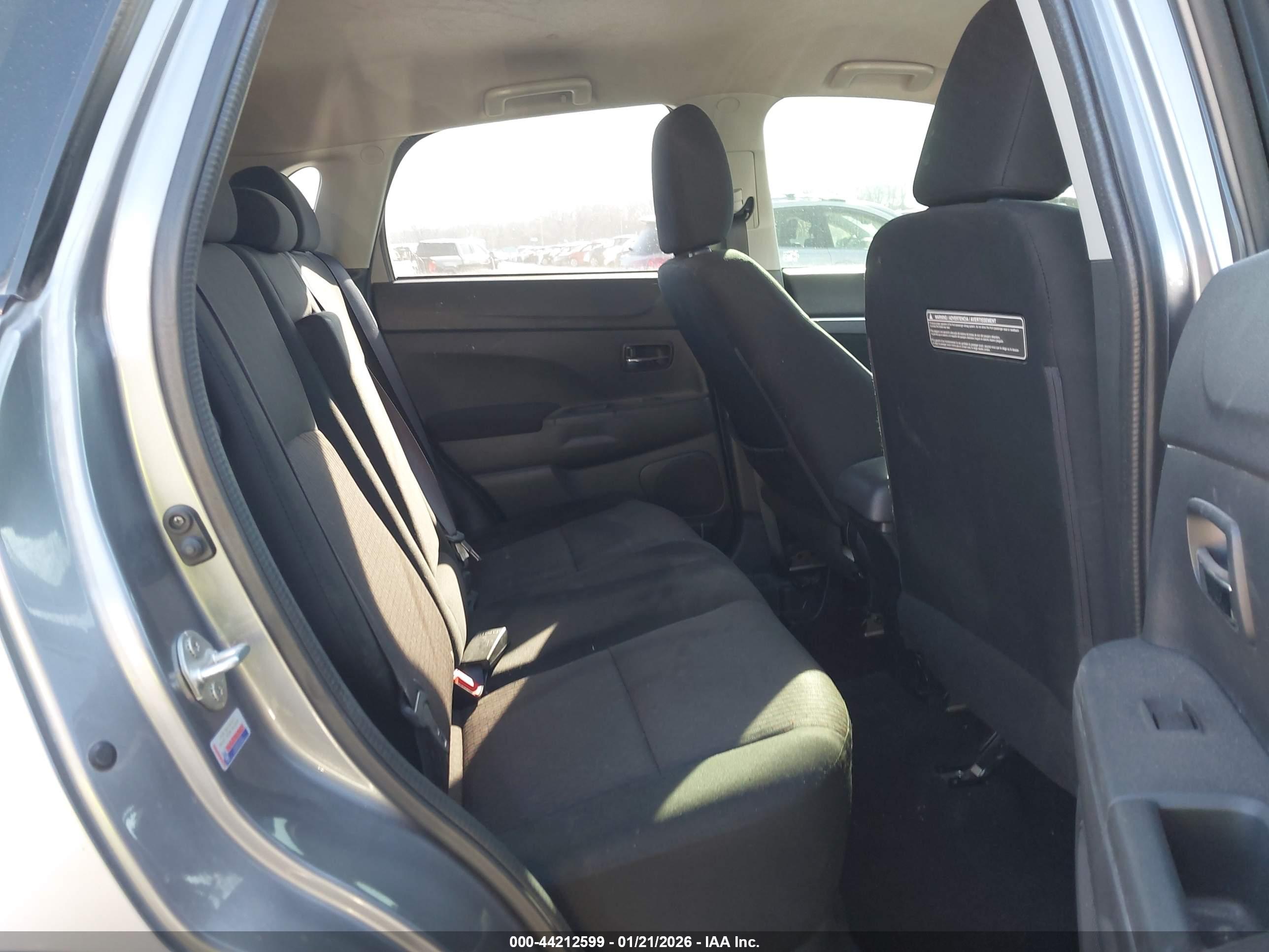 MITSUBISHI OUTLANDER image 8