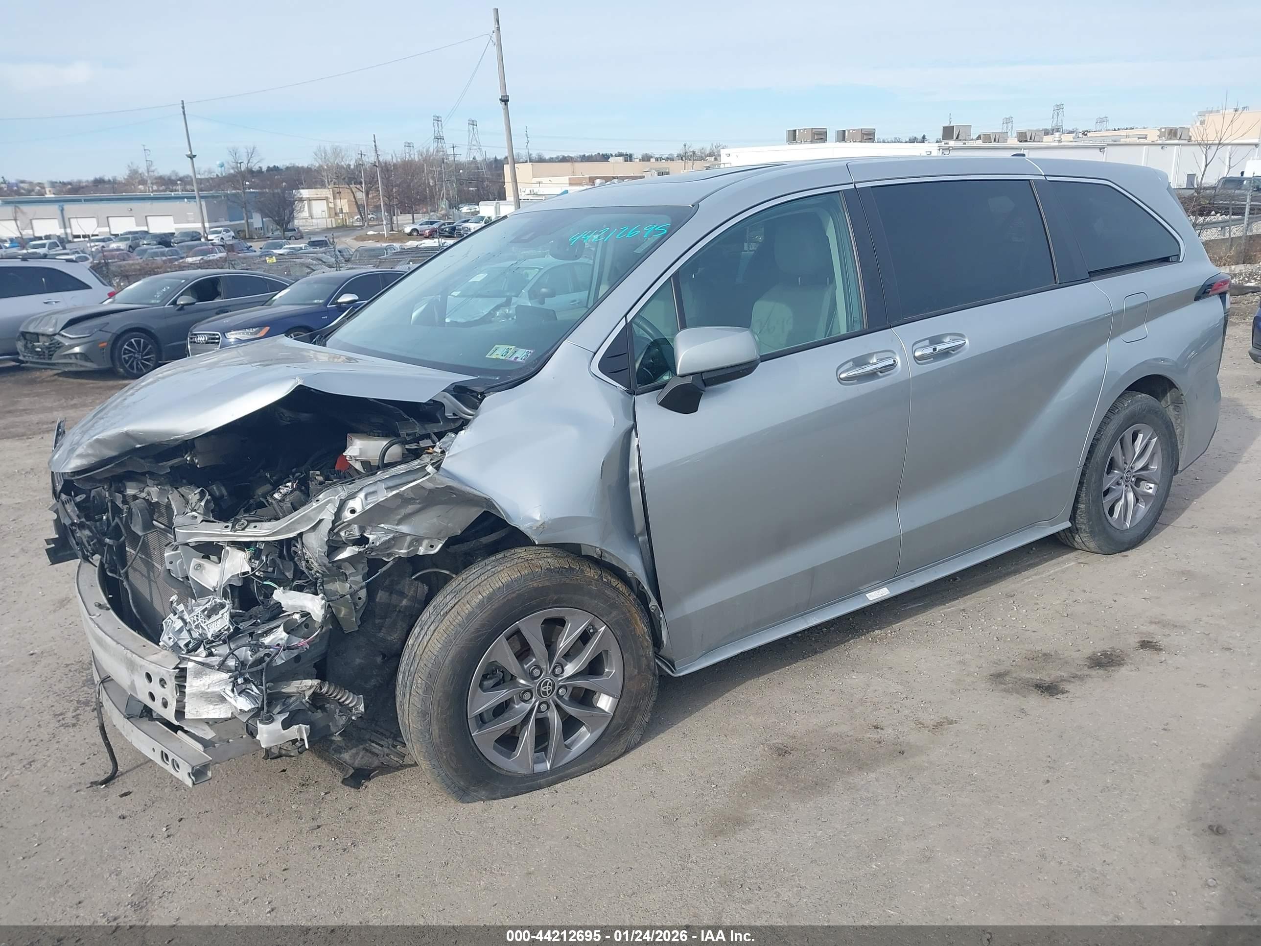 TOYOTA SIENNA image 2