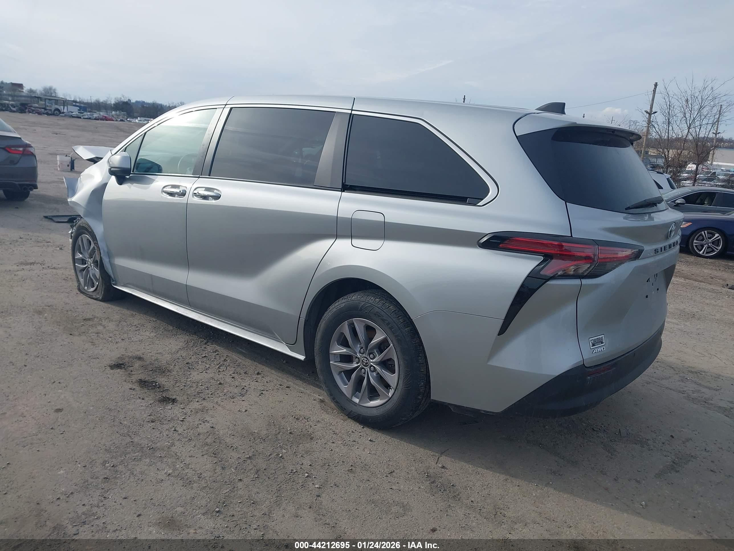 TOYOTA SIENNA image 3