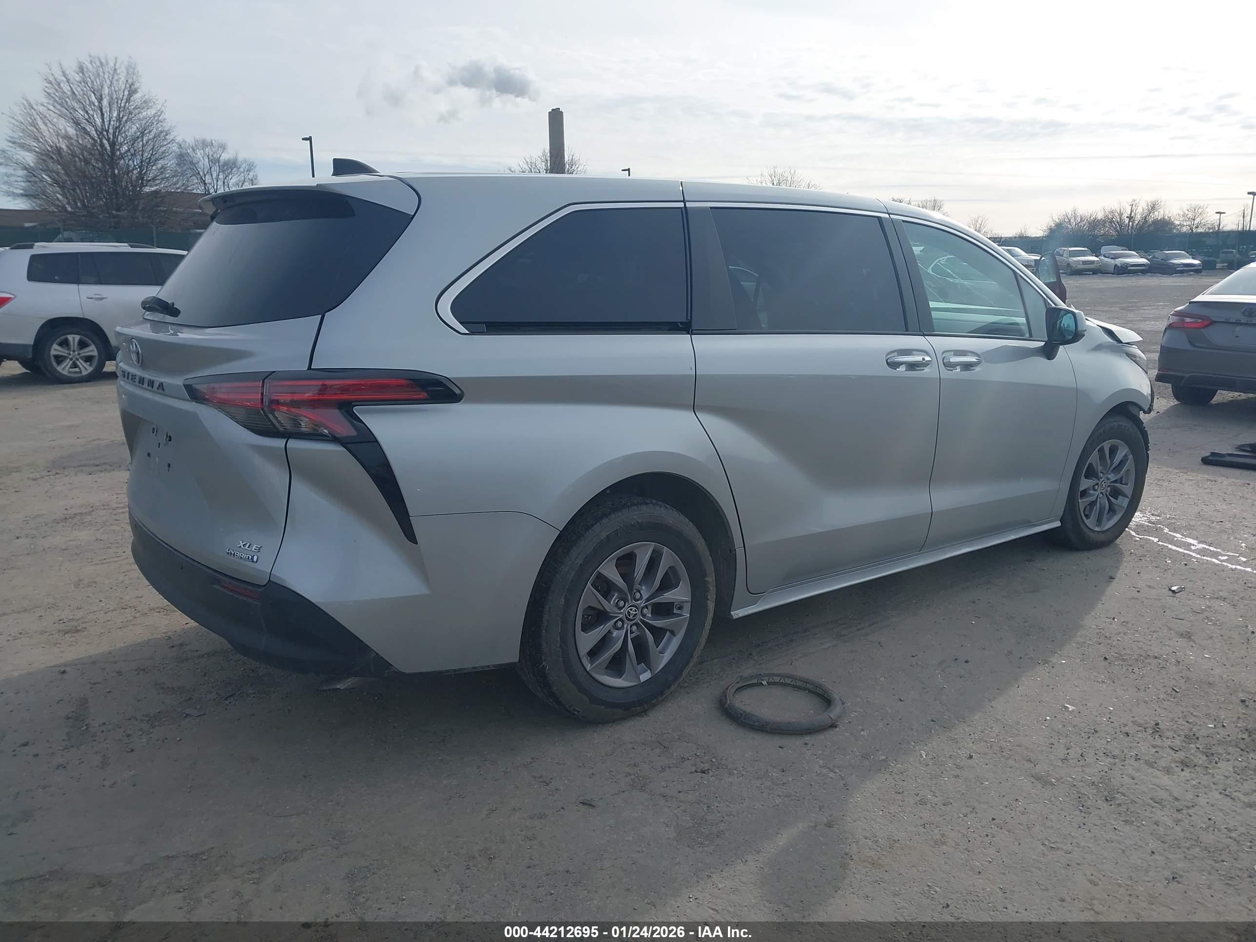 TOYOTA SIENNA image 4