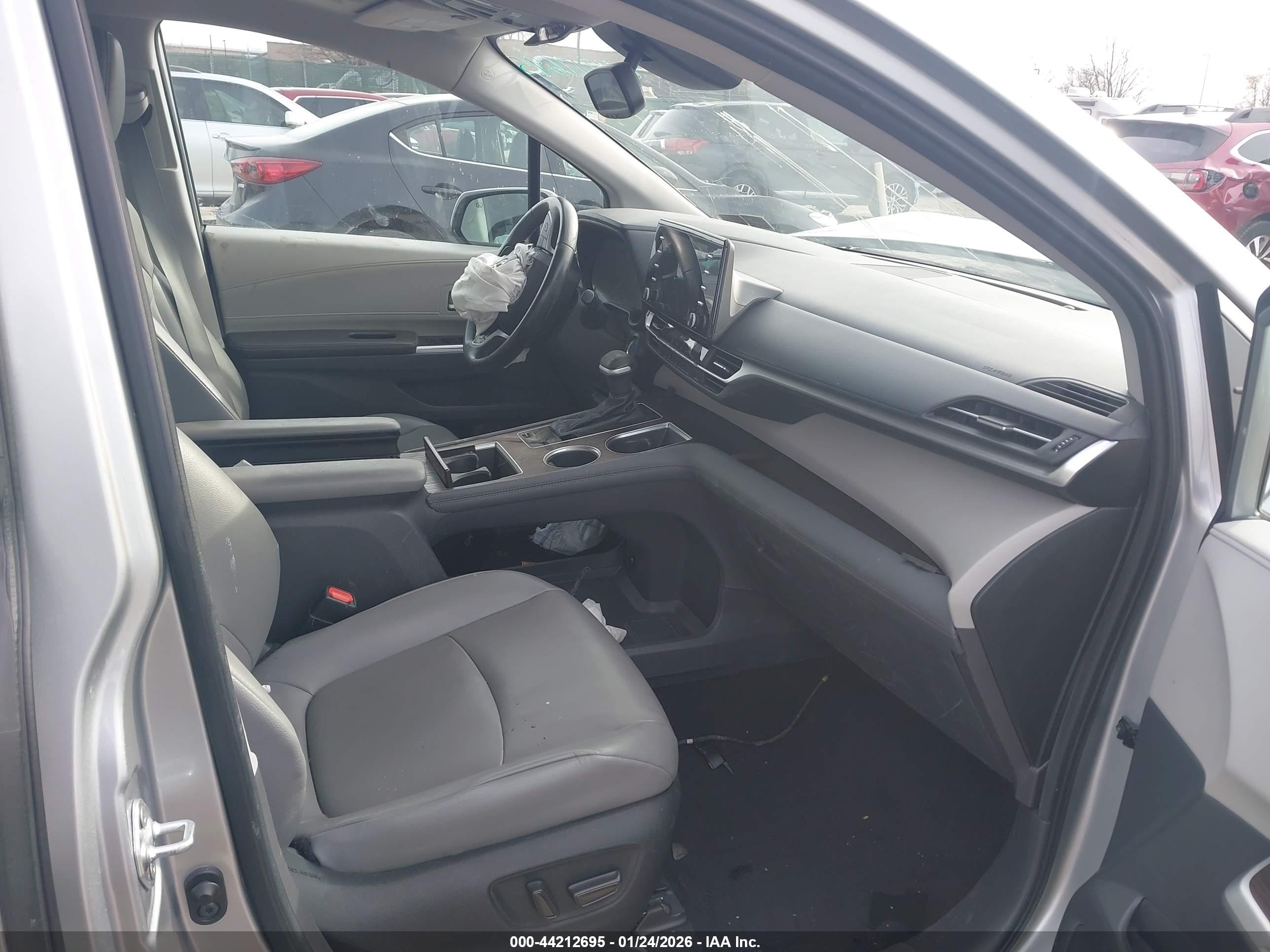 TOYOTA SIENNA image 5