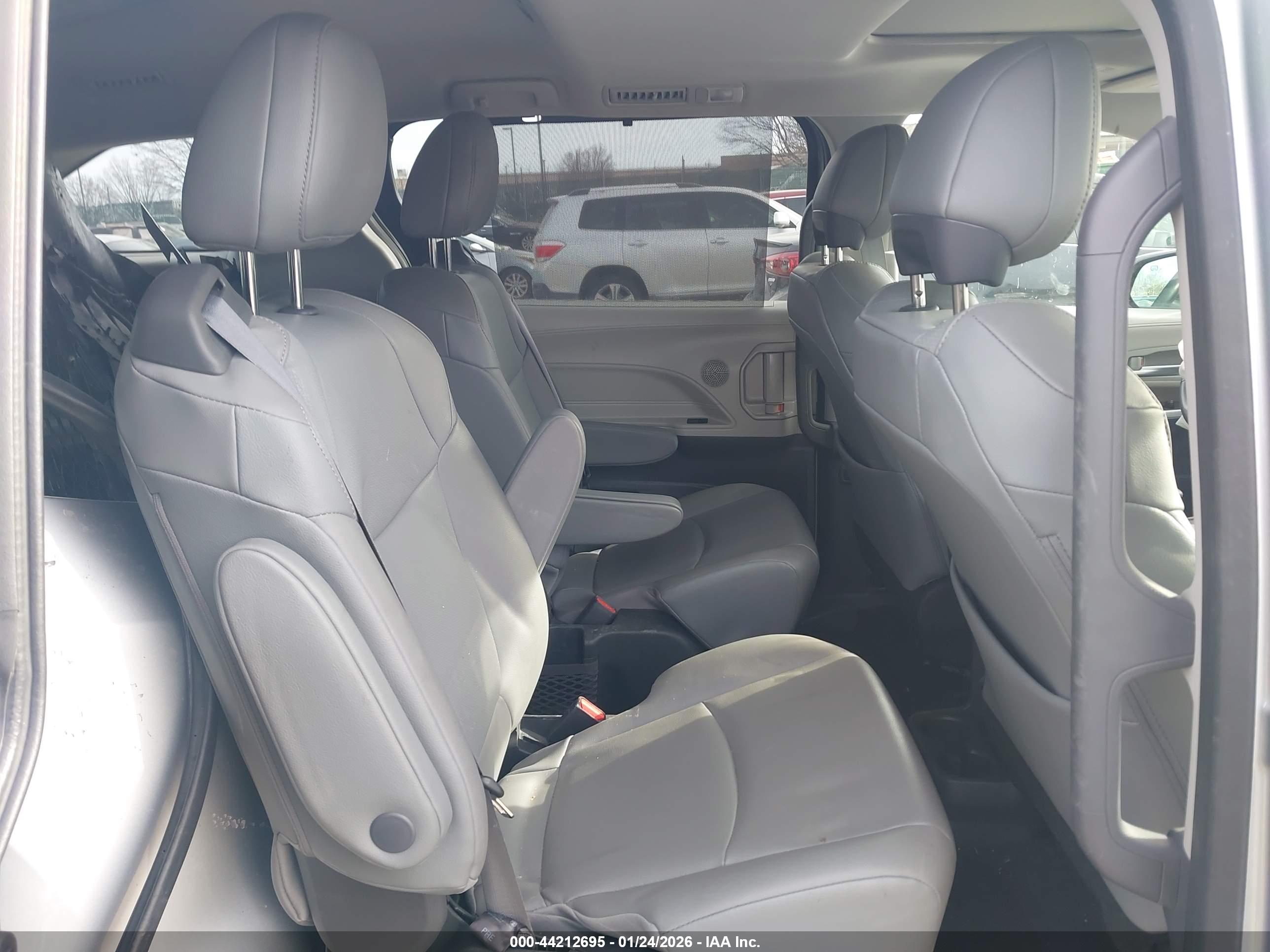 TOYOTA SIENNA image 8