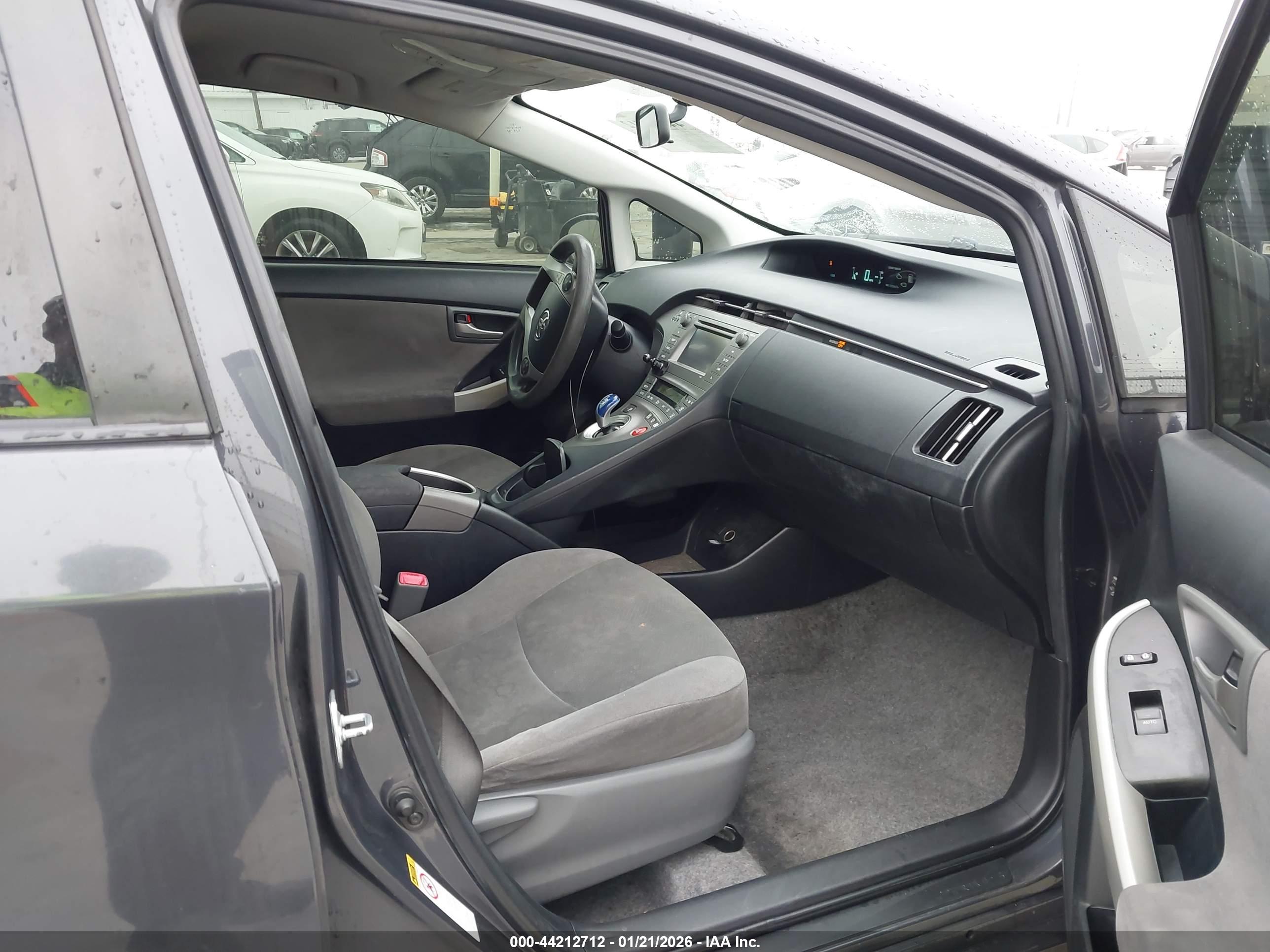 TOYOTA PRIUS image 5