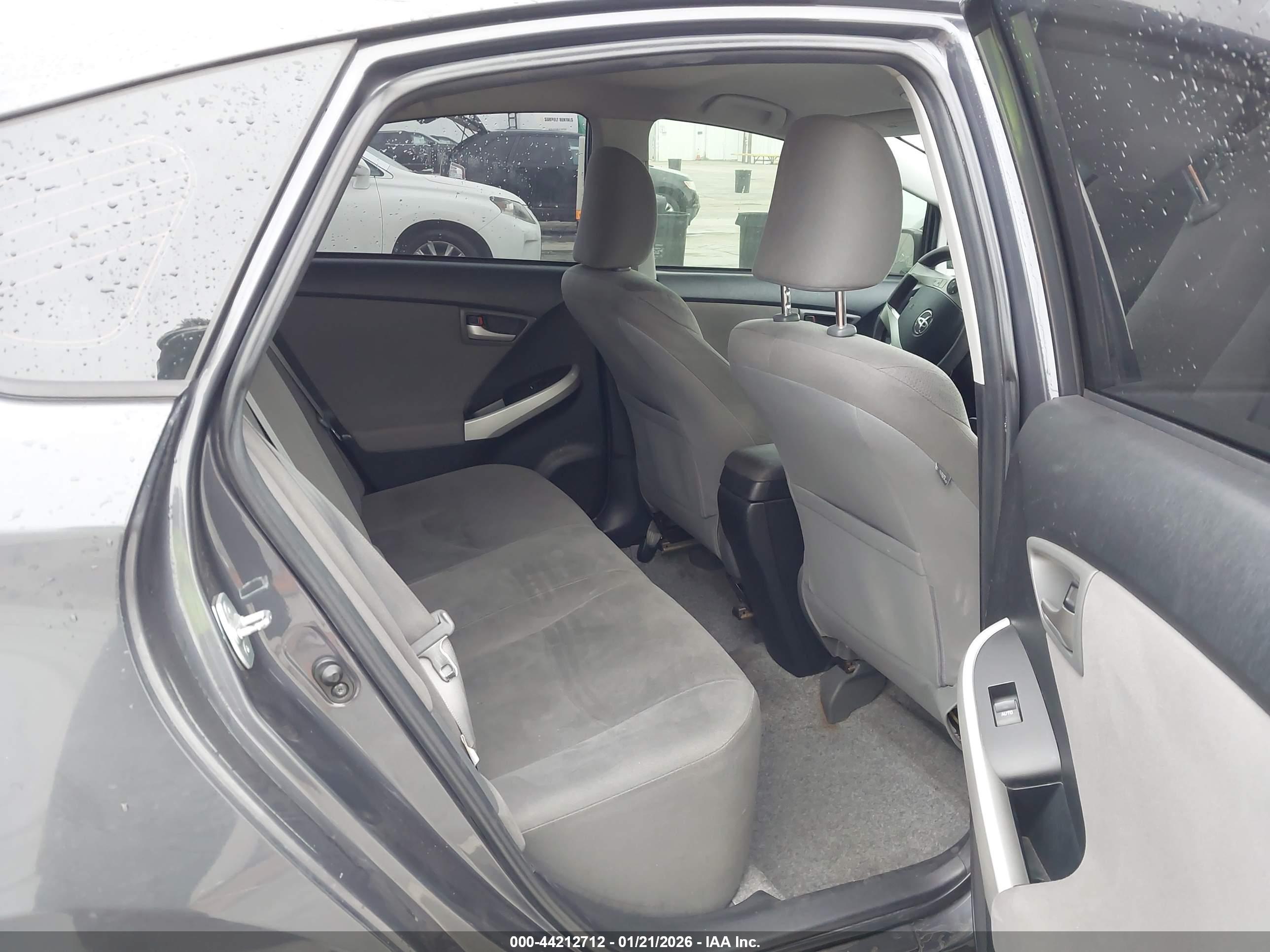 TOYOTA PRIUS image 8