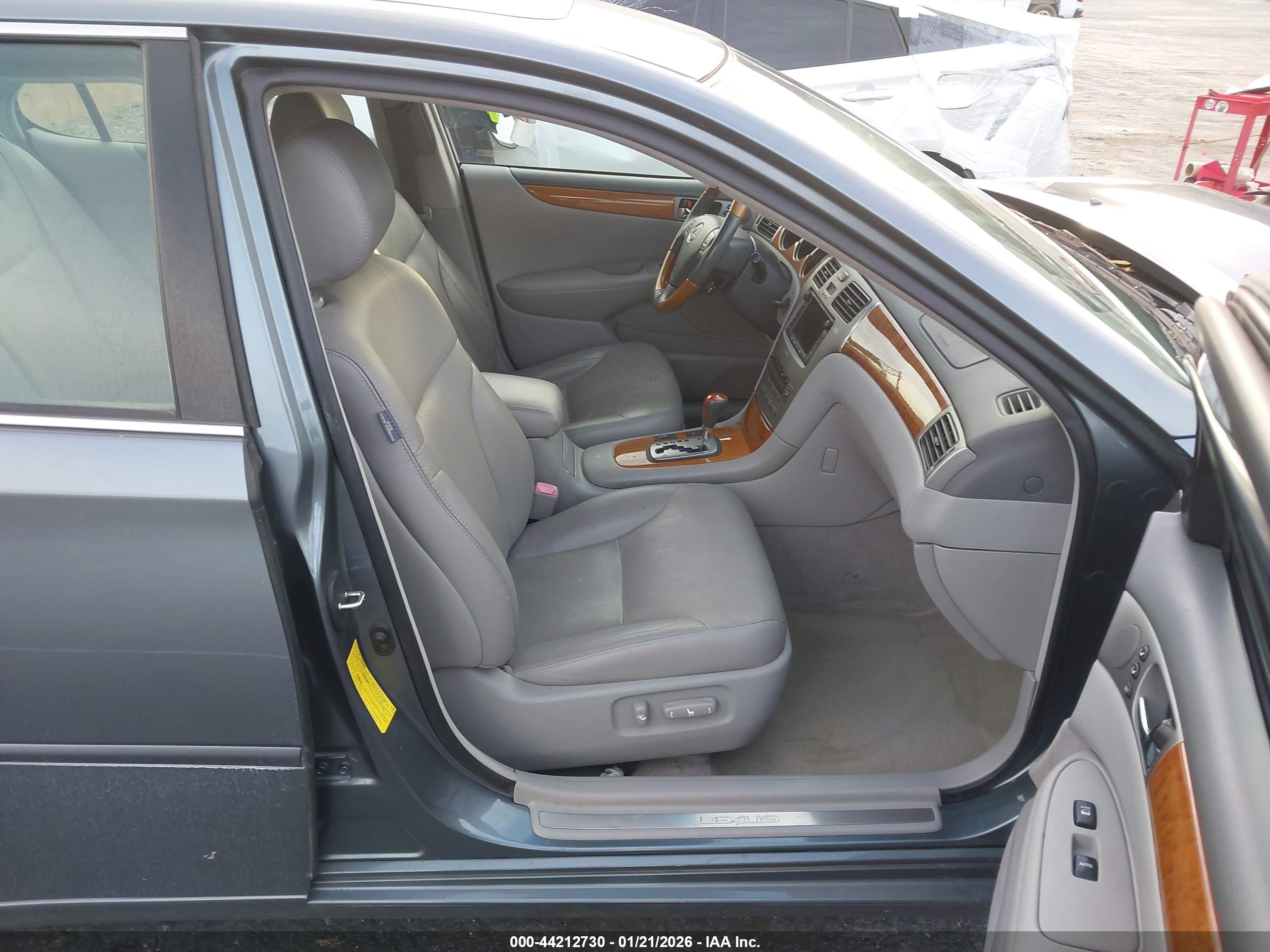 LEXUS ES image 5