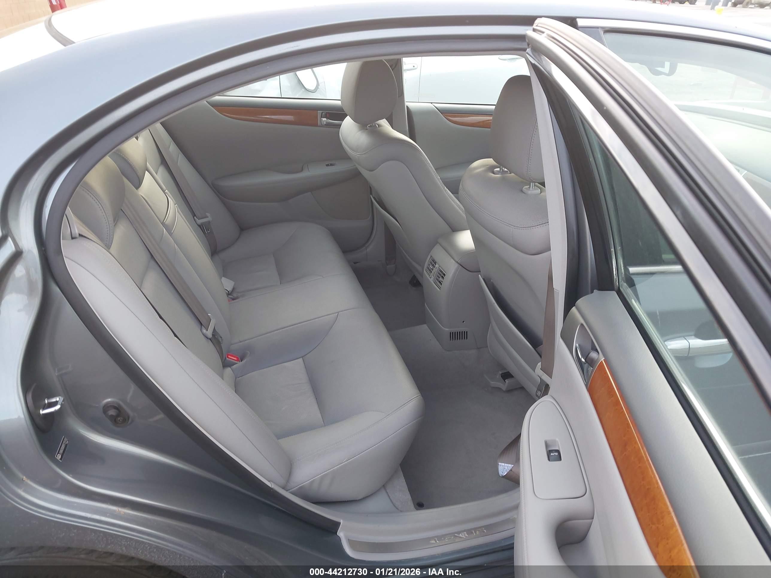 LEXUS ES image 8