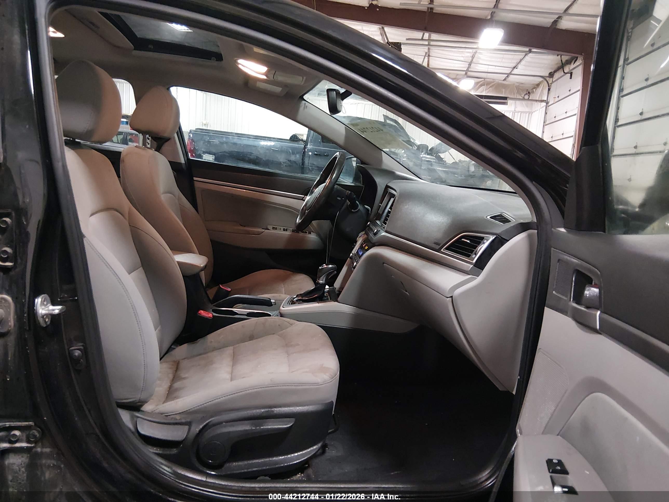 HYUNDAI ELANTRA image 5