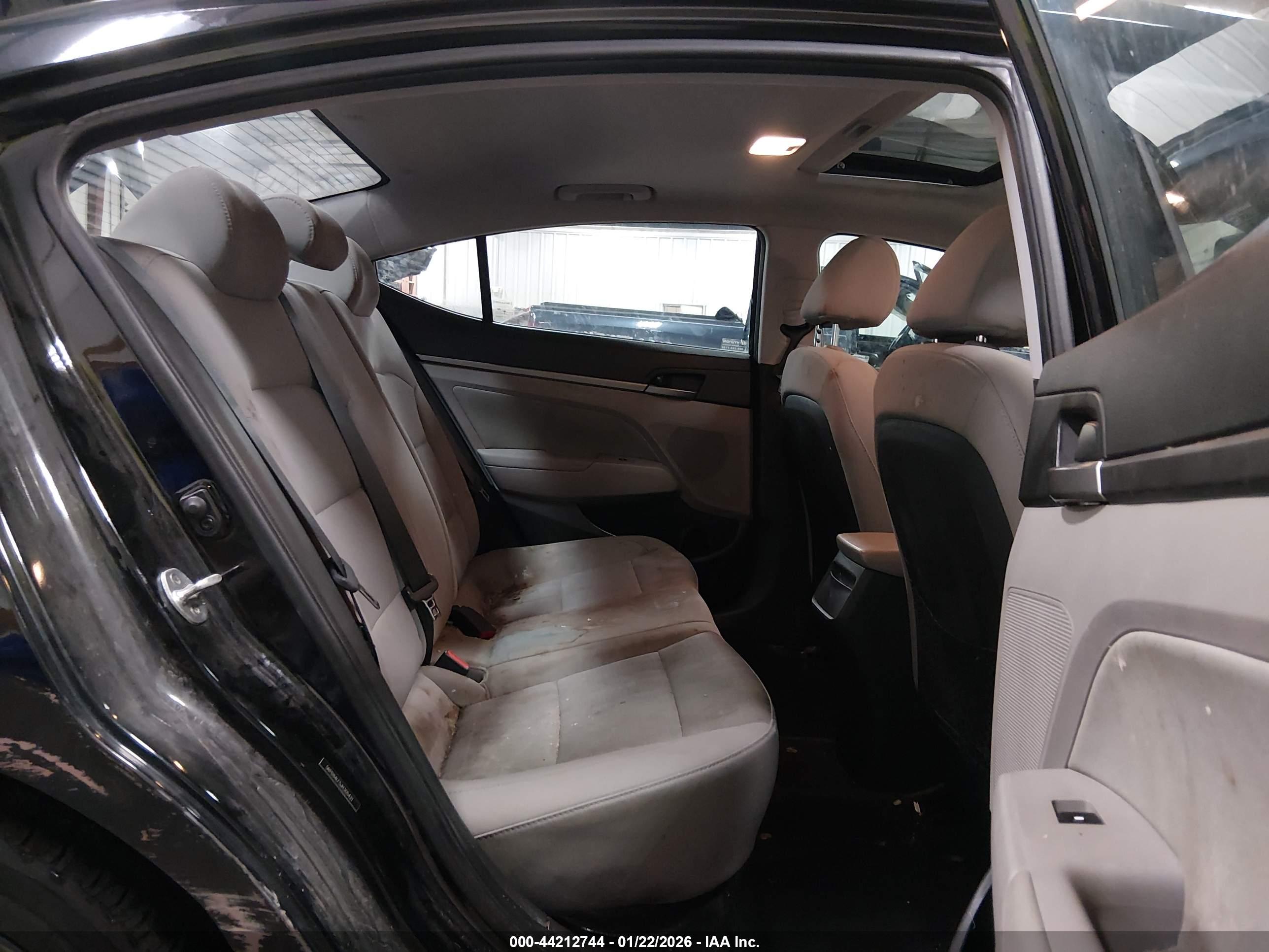 HYUNDAI ELANTRA image 8