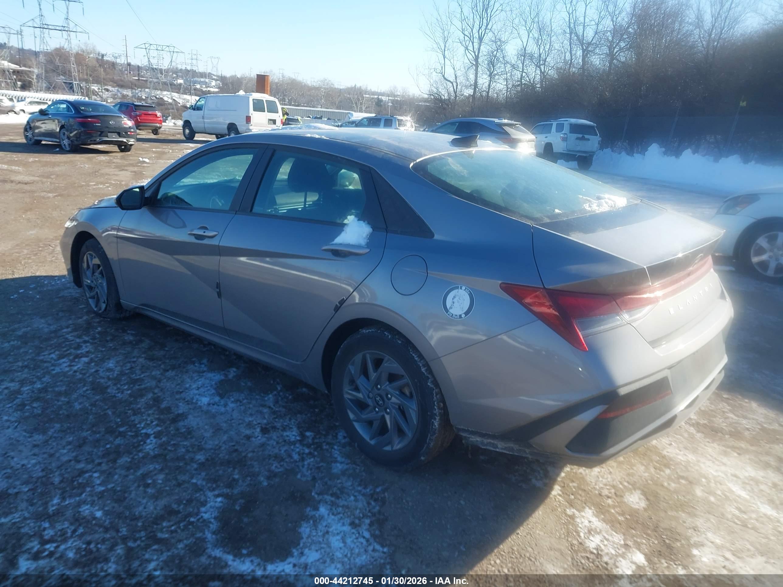 HYUNDAI ELANTRA image 3